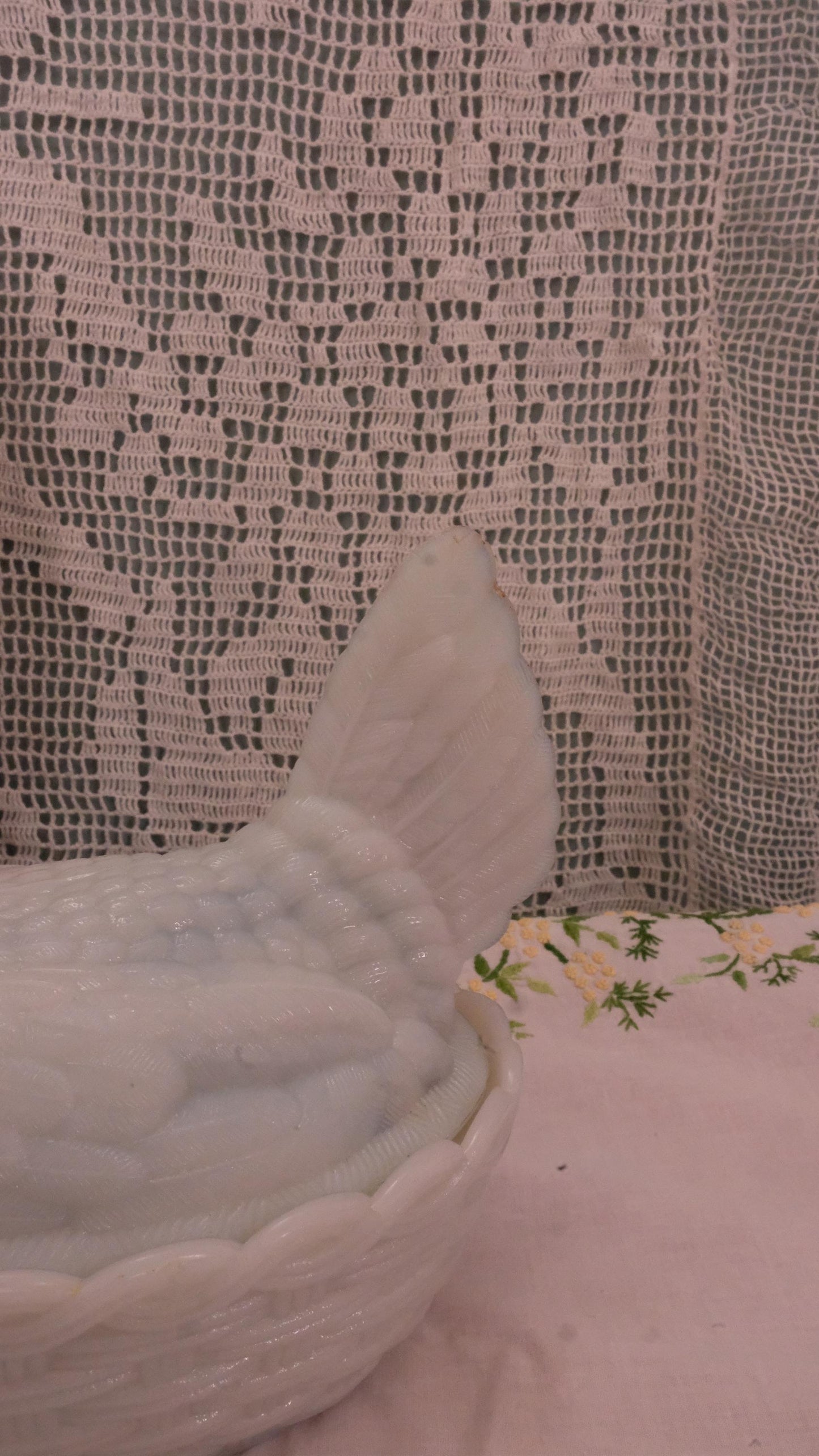 Grosse poule dans son nid en opaline de foire vintage