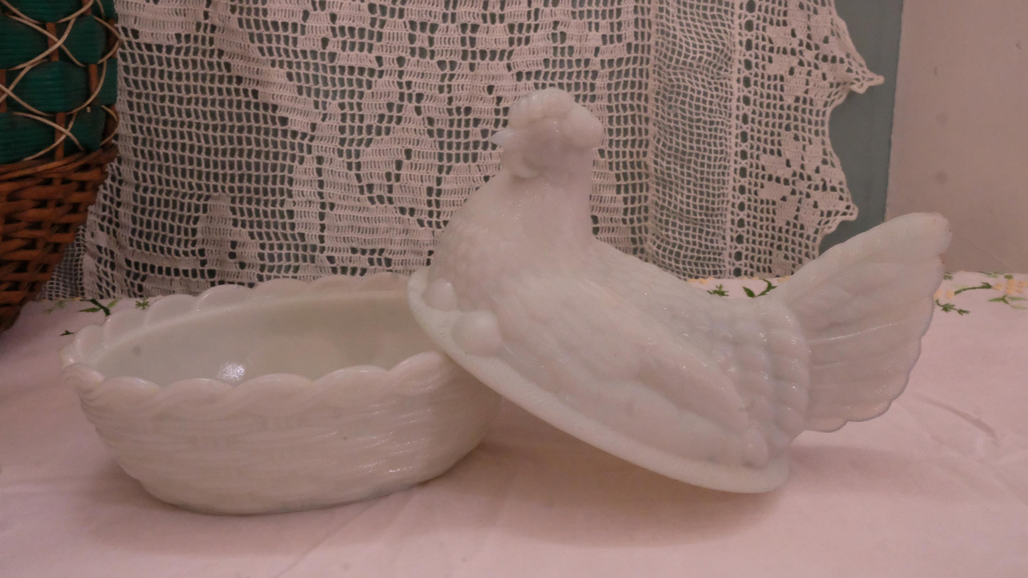 Grosse poule dans son nid en opaline de foire vintage