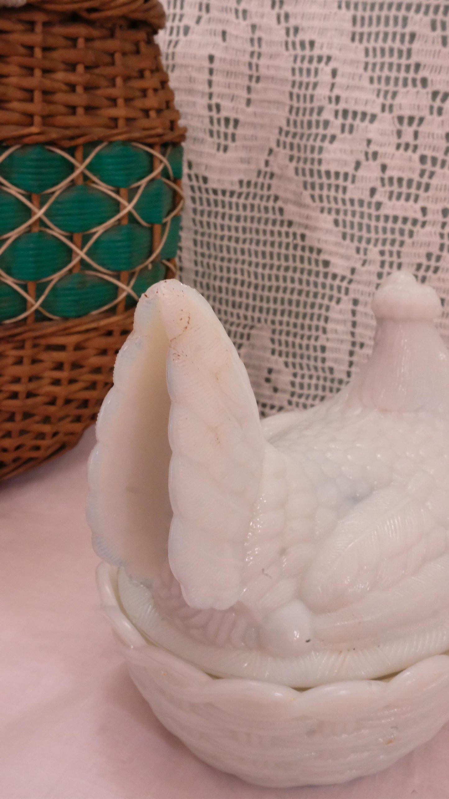 Grosse poule dans son nid en opaline de foire vintage