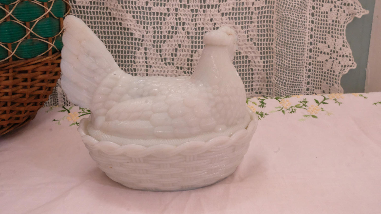 Grosse poule dans son nid en opaline de foire vintage