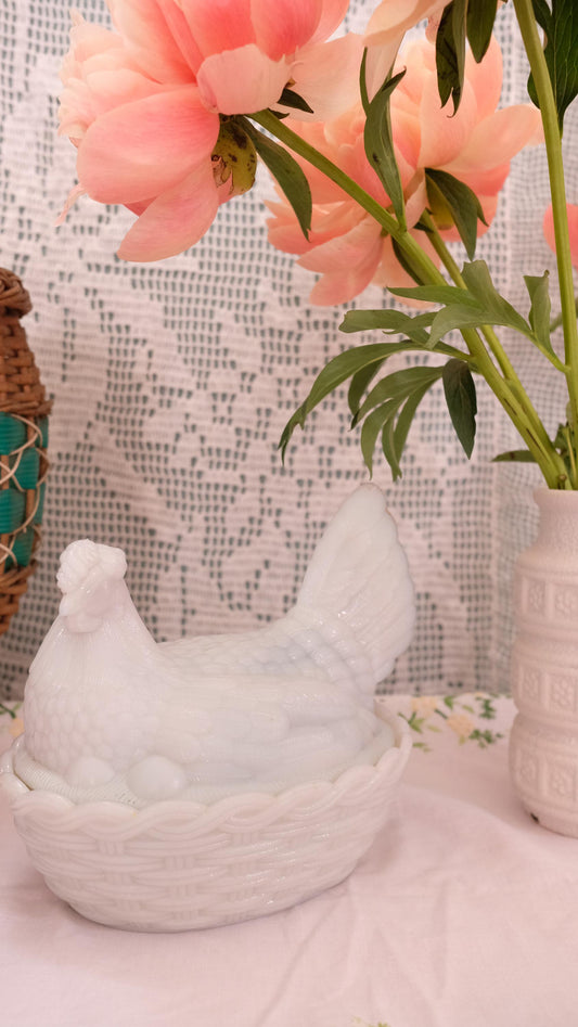 Grosse poule dans son nid en opaline de foire vintage