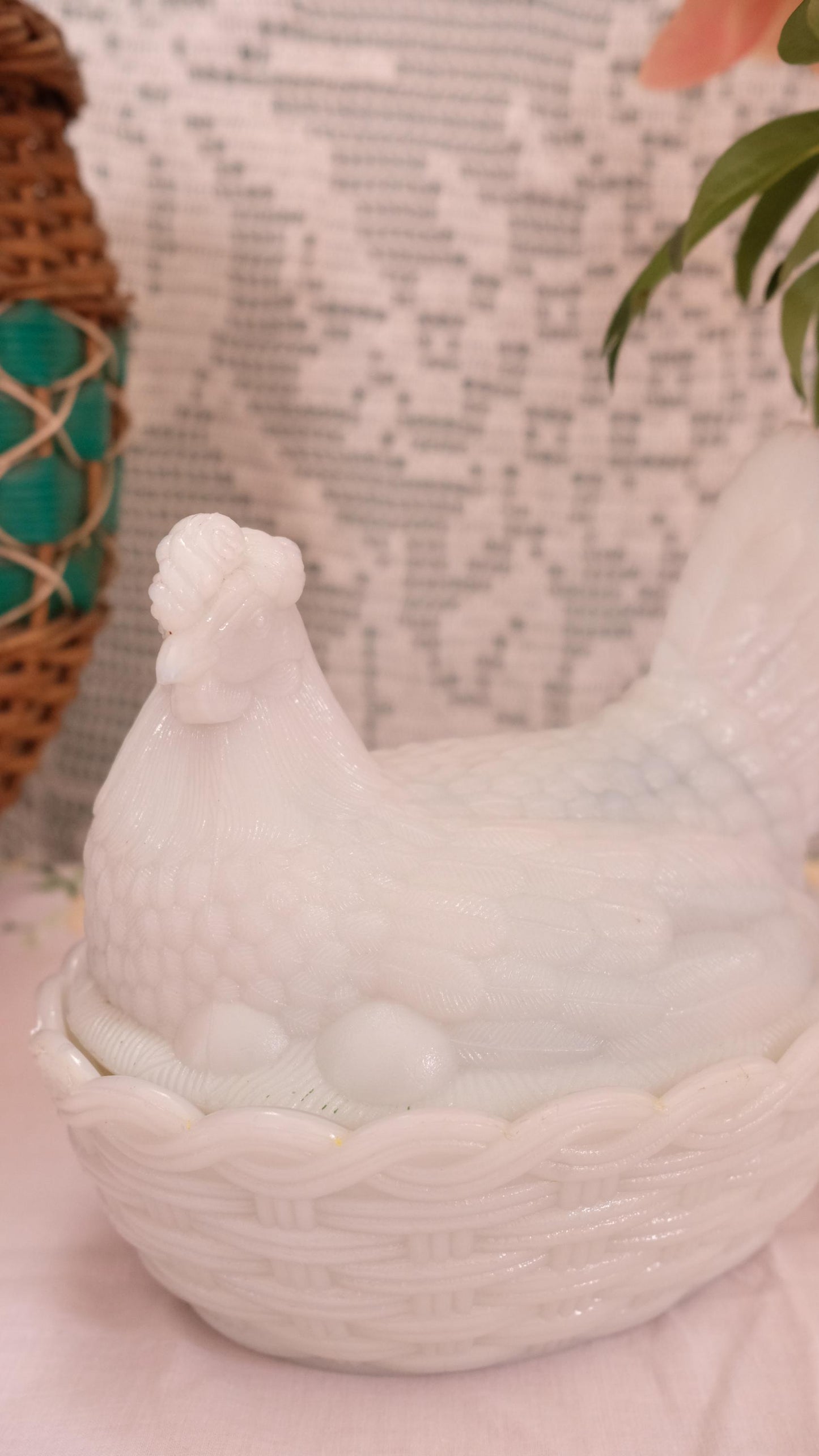 Grosse poule dans son nid en opaline de foire vintage