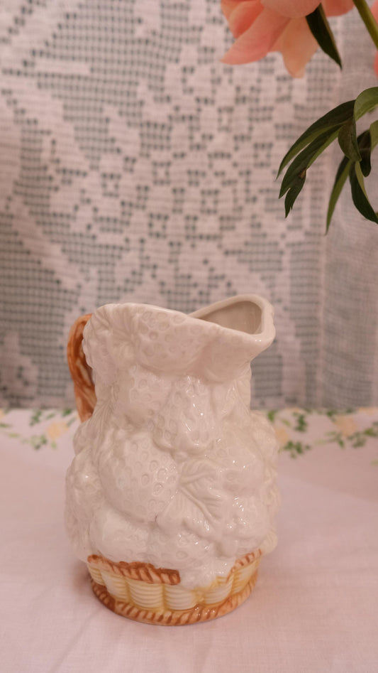 Pichet  vintage en barbotine "panier de fraises"