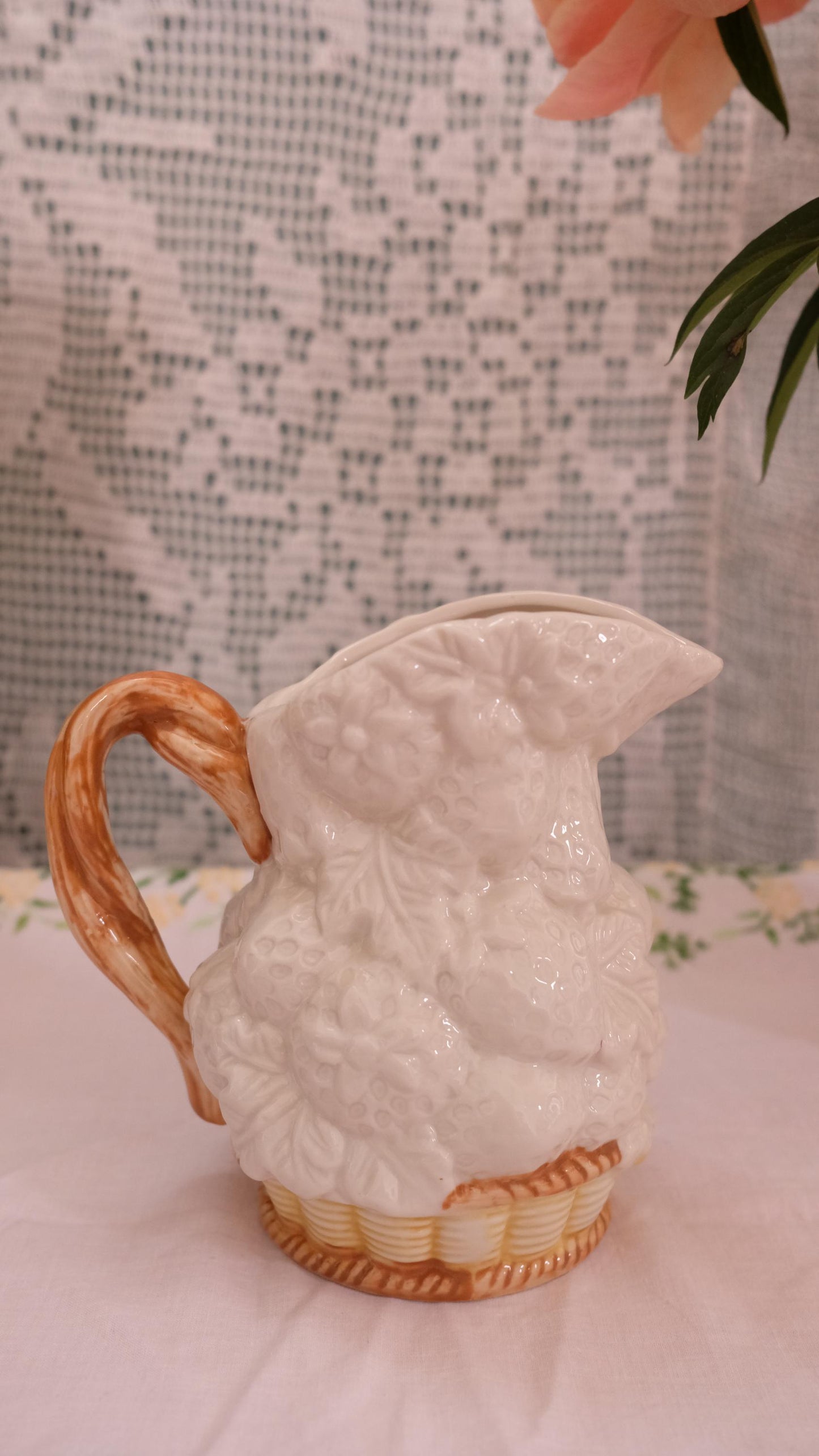 Pichet  vintage en barbotine "panier de fraises"