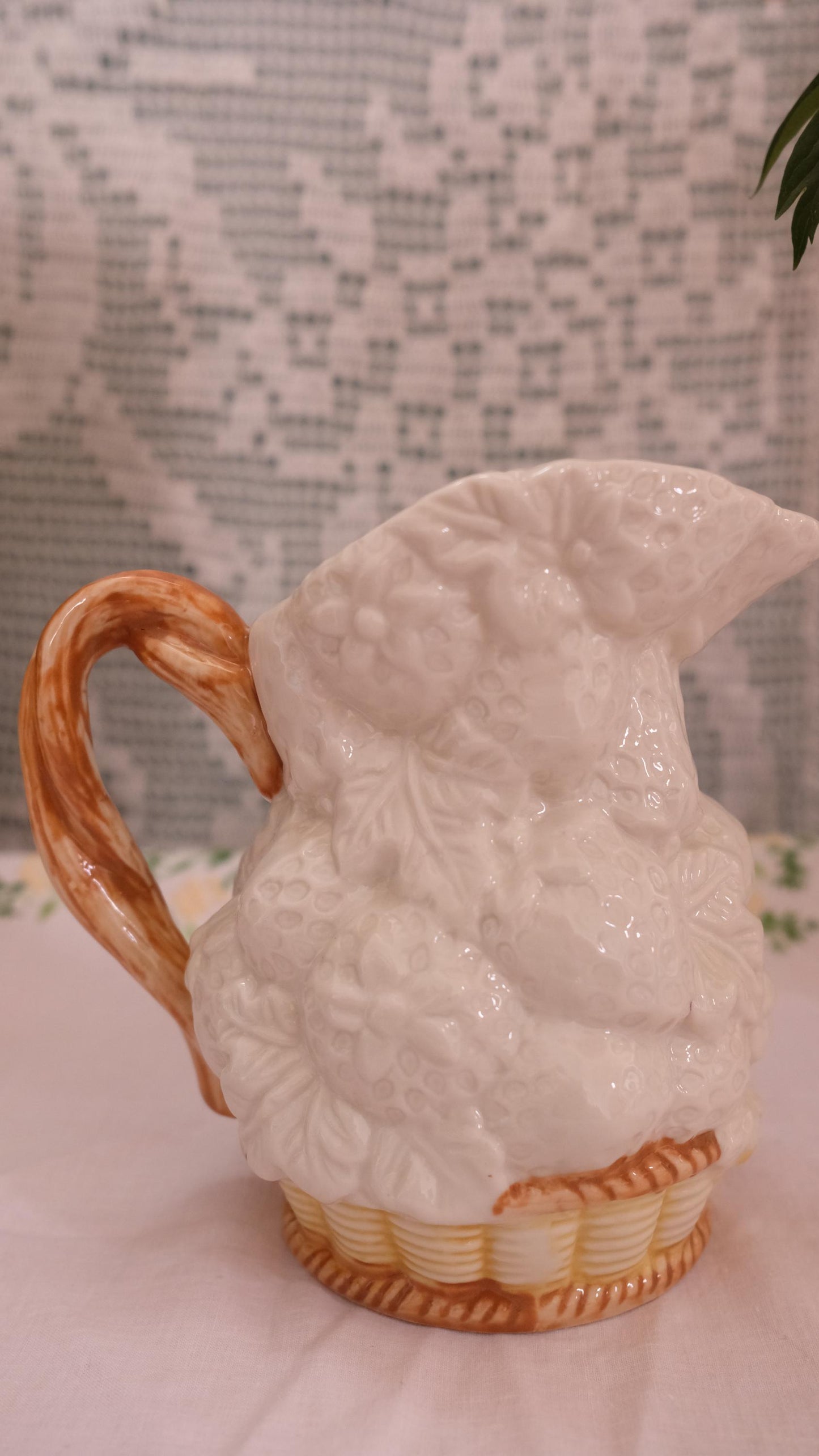 Pichet  vintage en barbotine "panier de fraises"