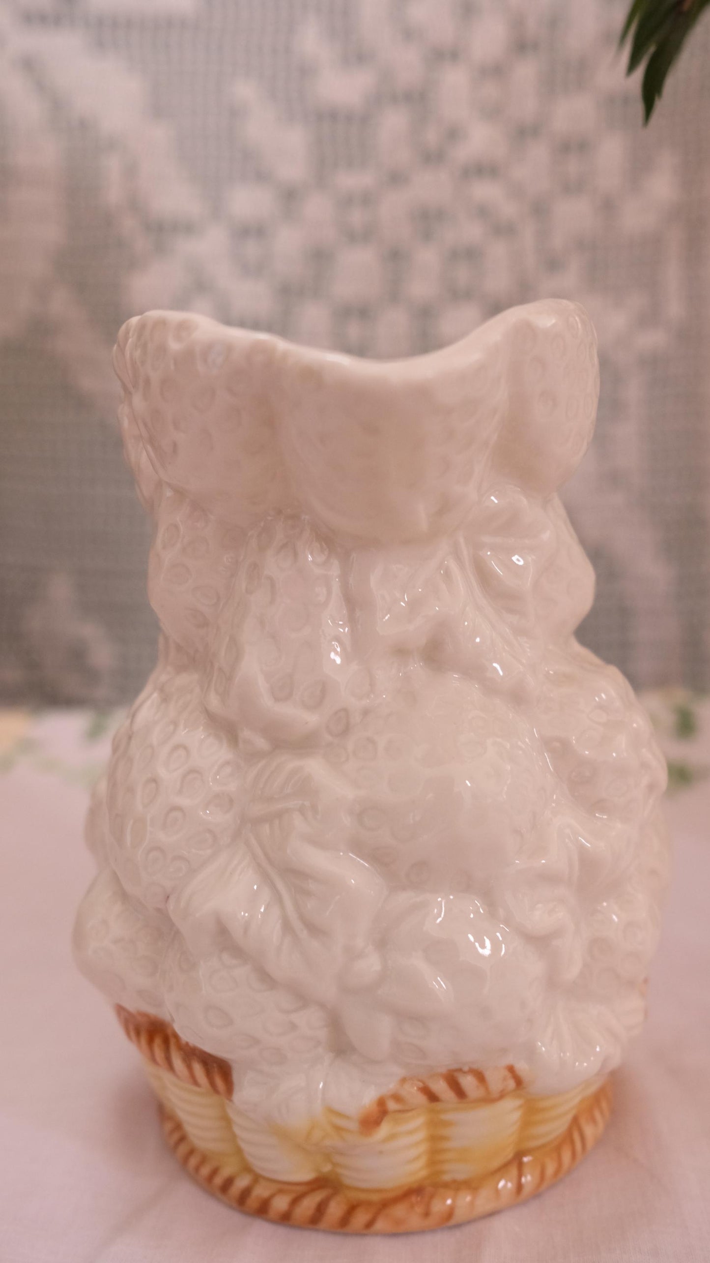 Pichet  vintage en barbotine "panier de fraises"