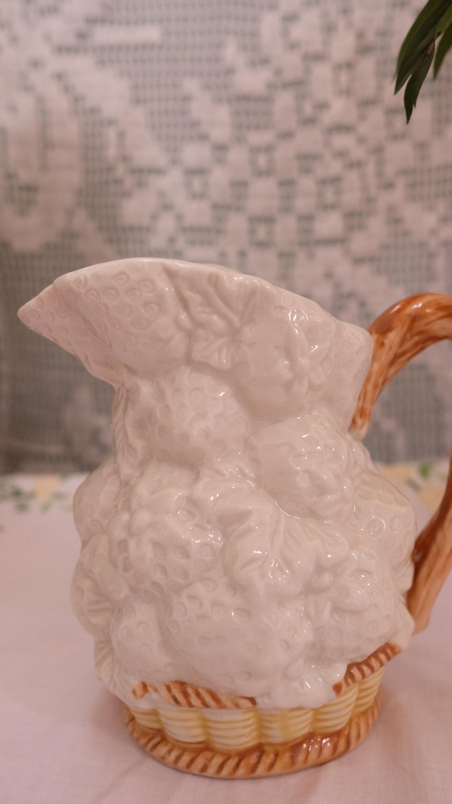 Pichet  vintage en barbotine "panier de fraises"