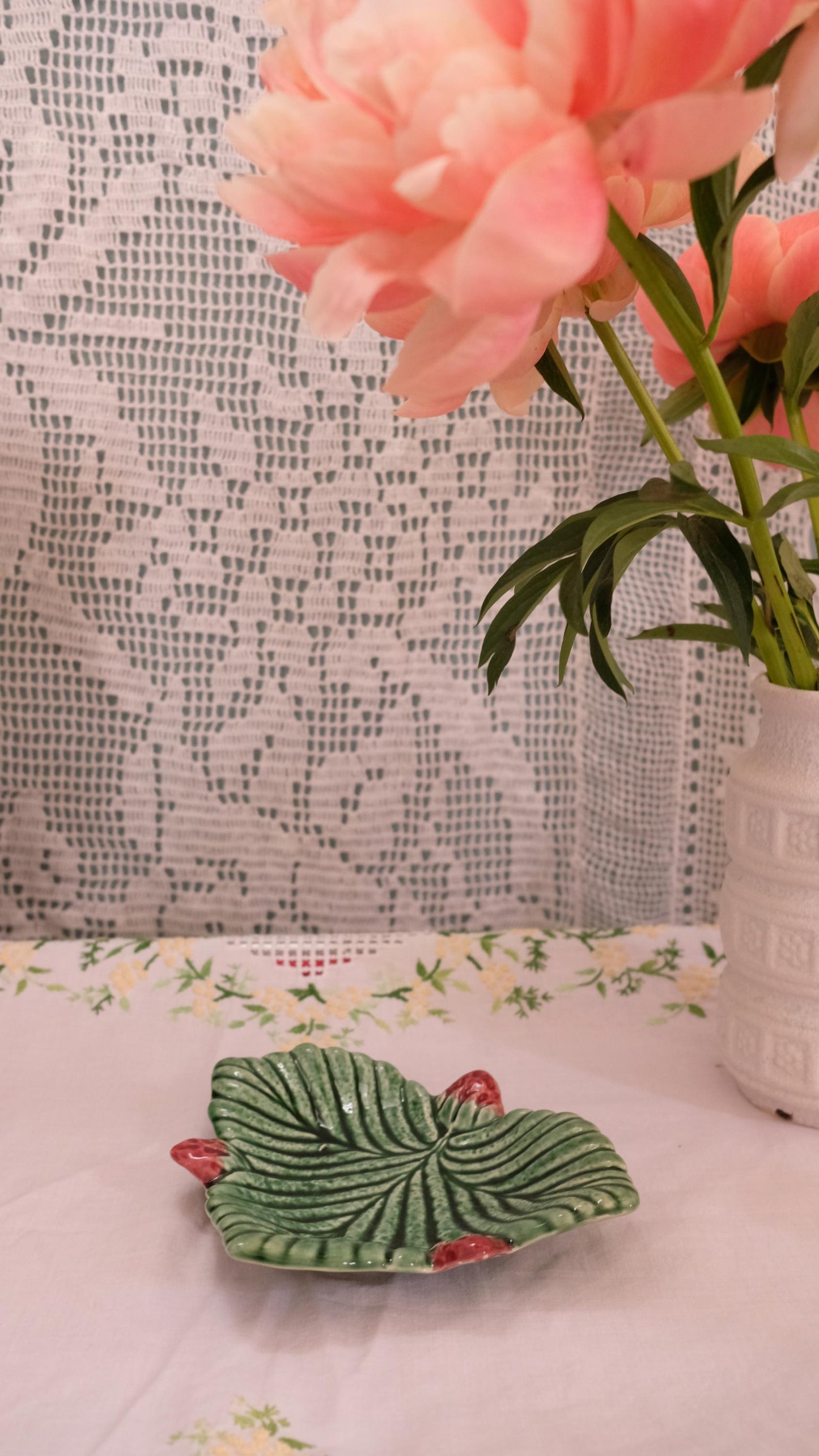 Ravier feuilles de fraisier vintage en faïence portugaise