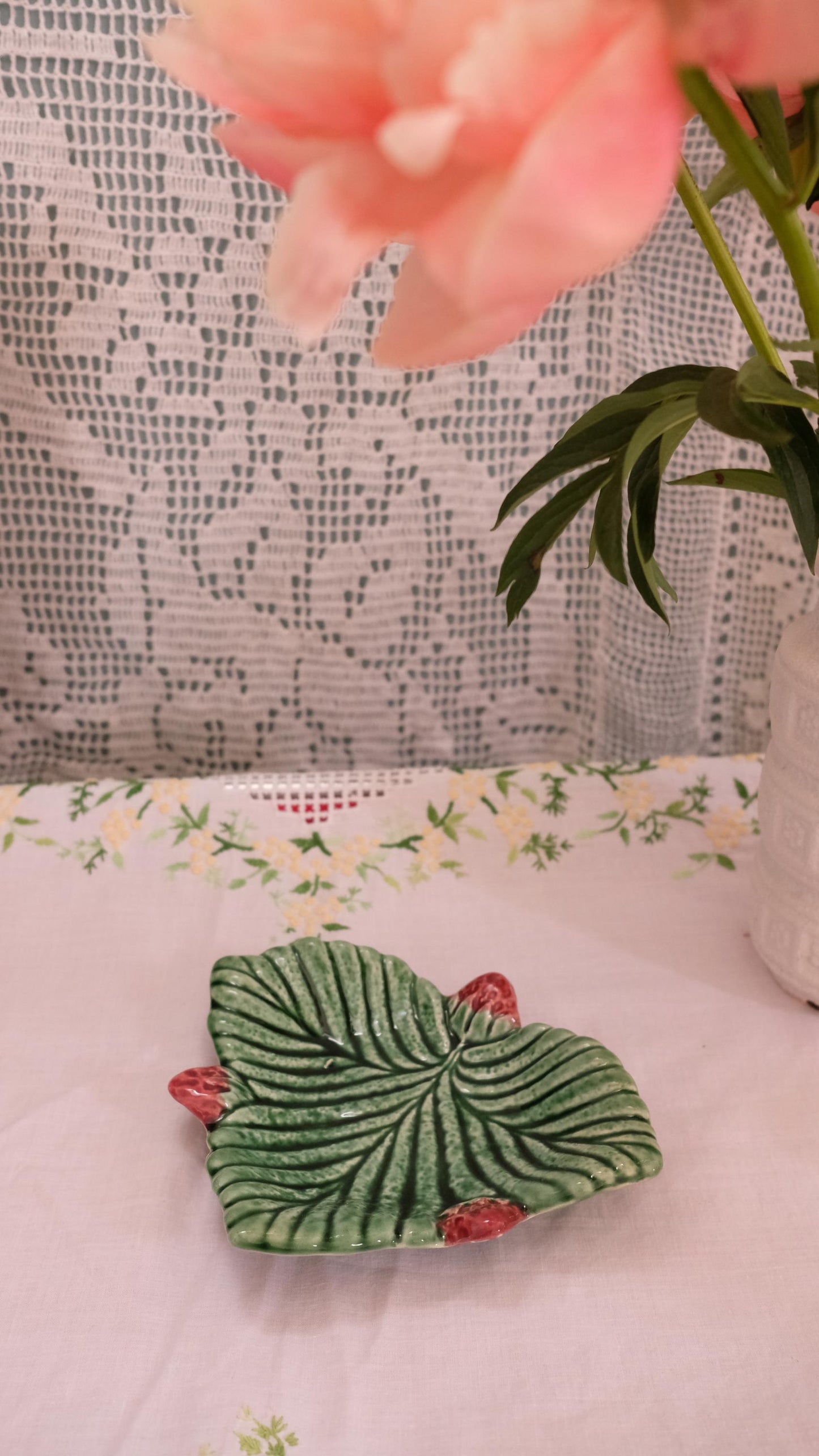 Ravier feuilles de fraisier vintage en faïence portugaise