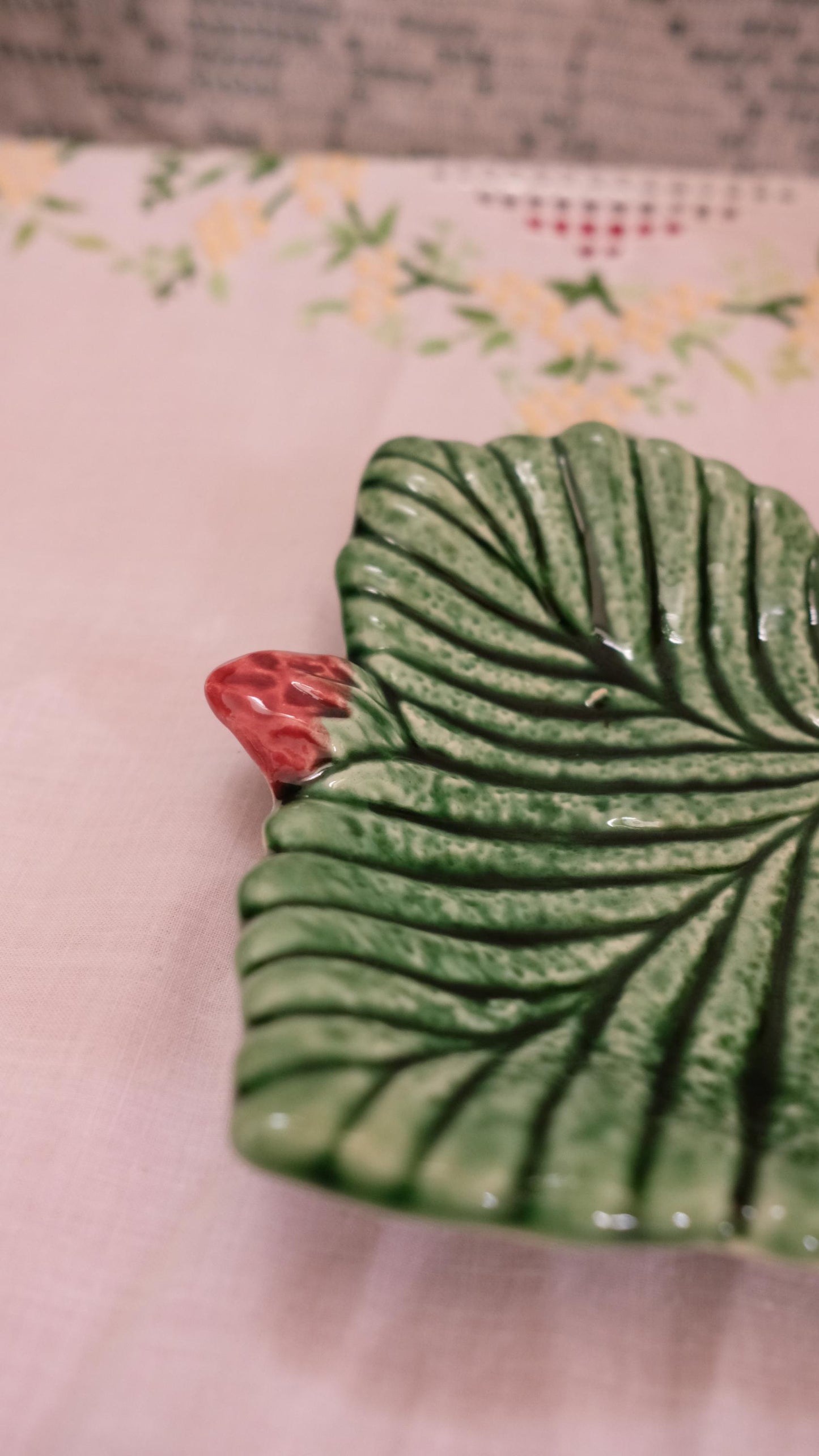 Ravier feuilles de fraisier vintage en faïence portugaise