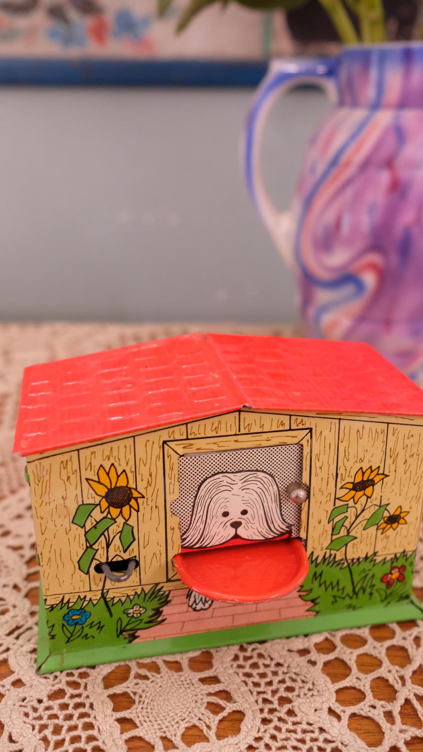 Tirelire vintage en métal "dog house"