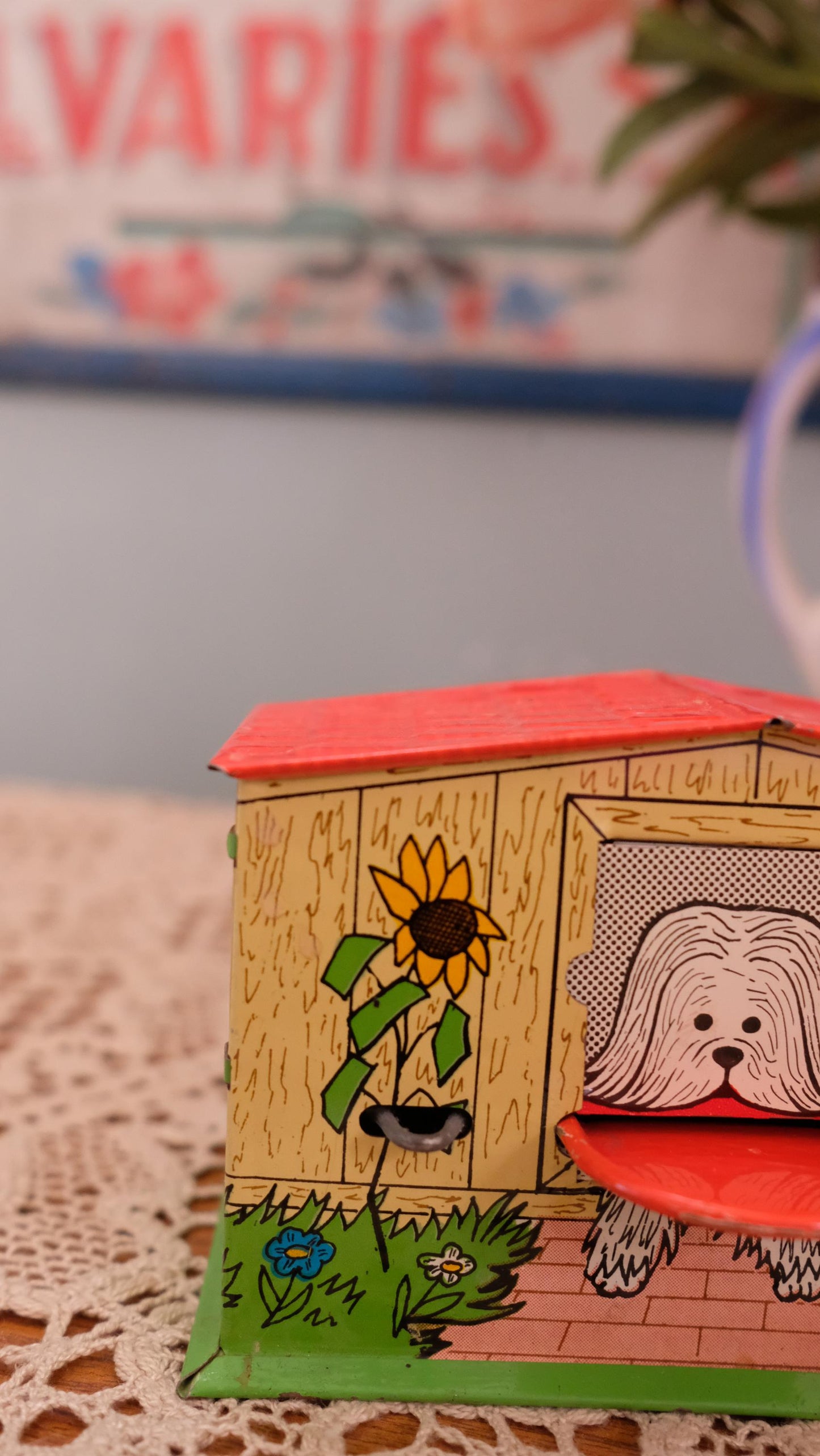 Tirelire vintage en métal "dog house"
