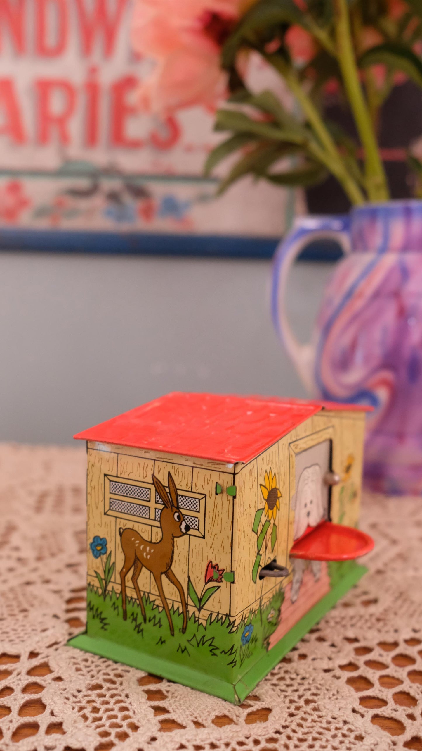 Tirelire vintage en métal "dog house"