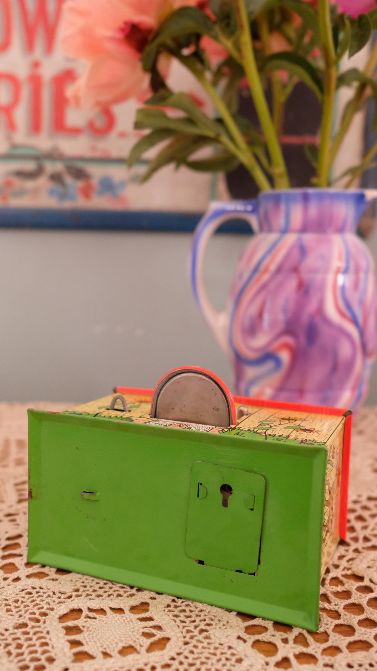 Tirelire vintage en métal "dog house"