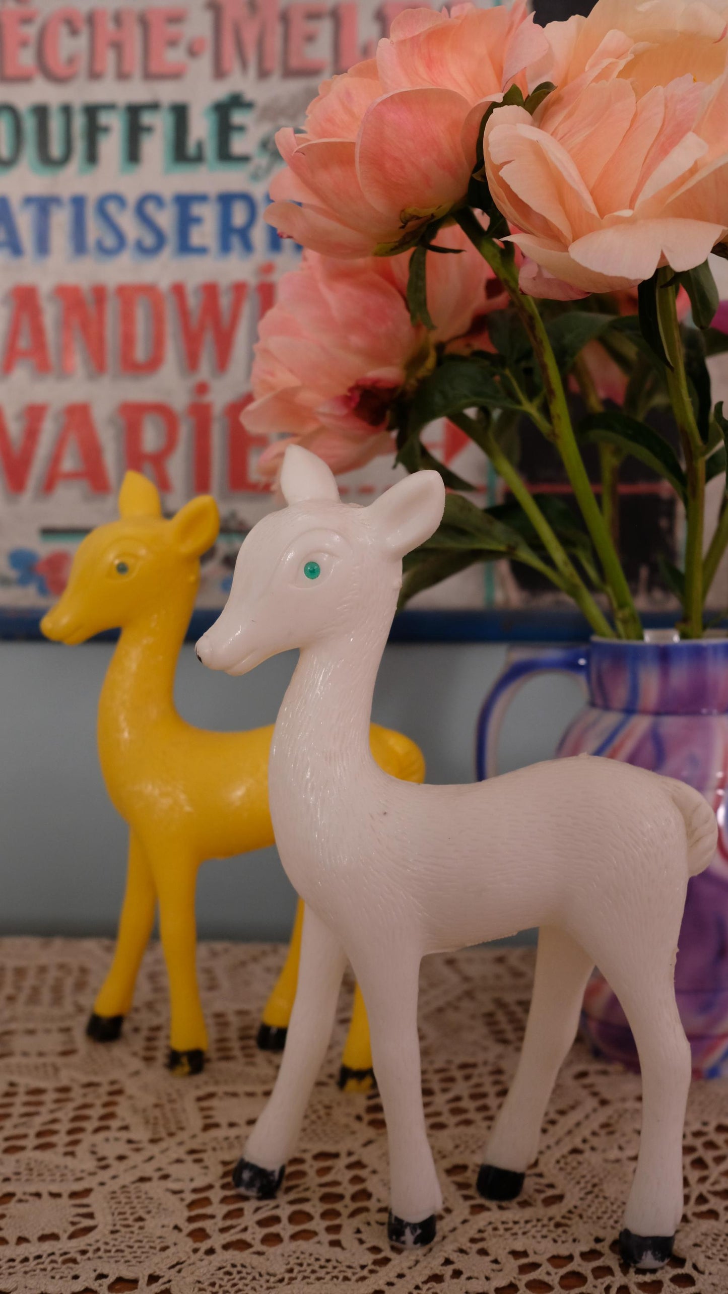Biche vintage en plastique made in France