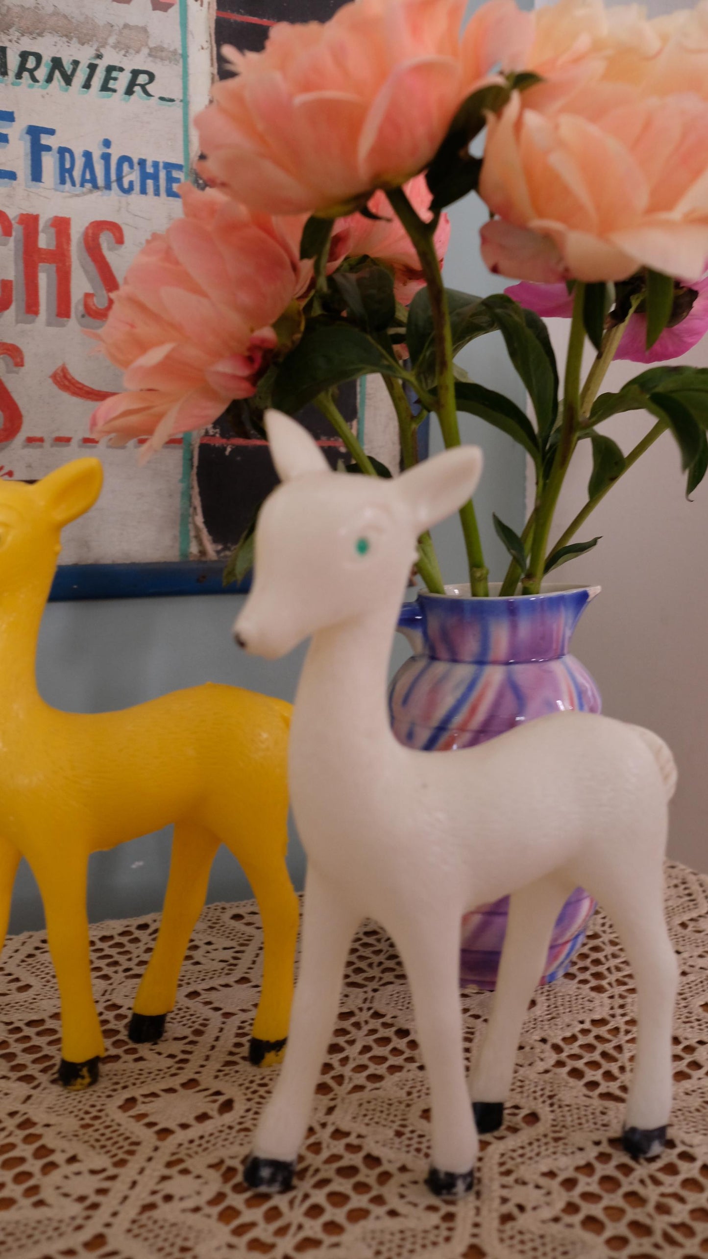 Biche vintage en plastique made in France