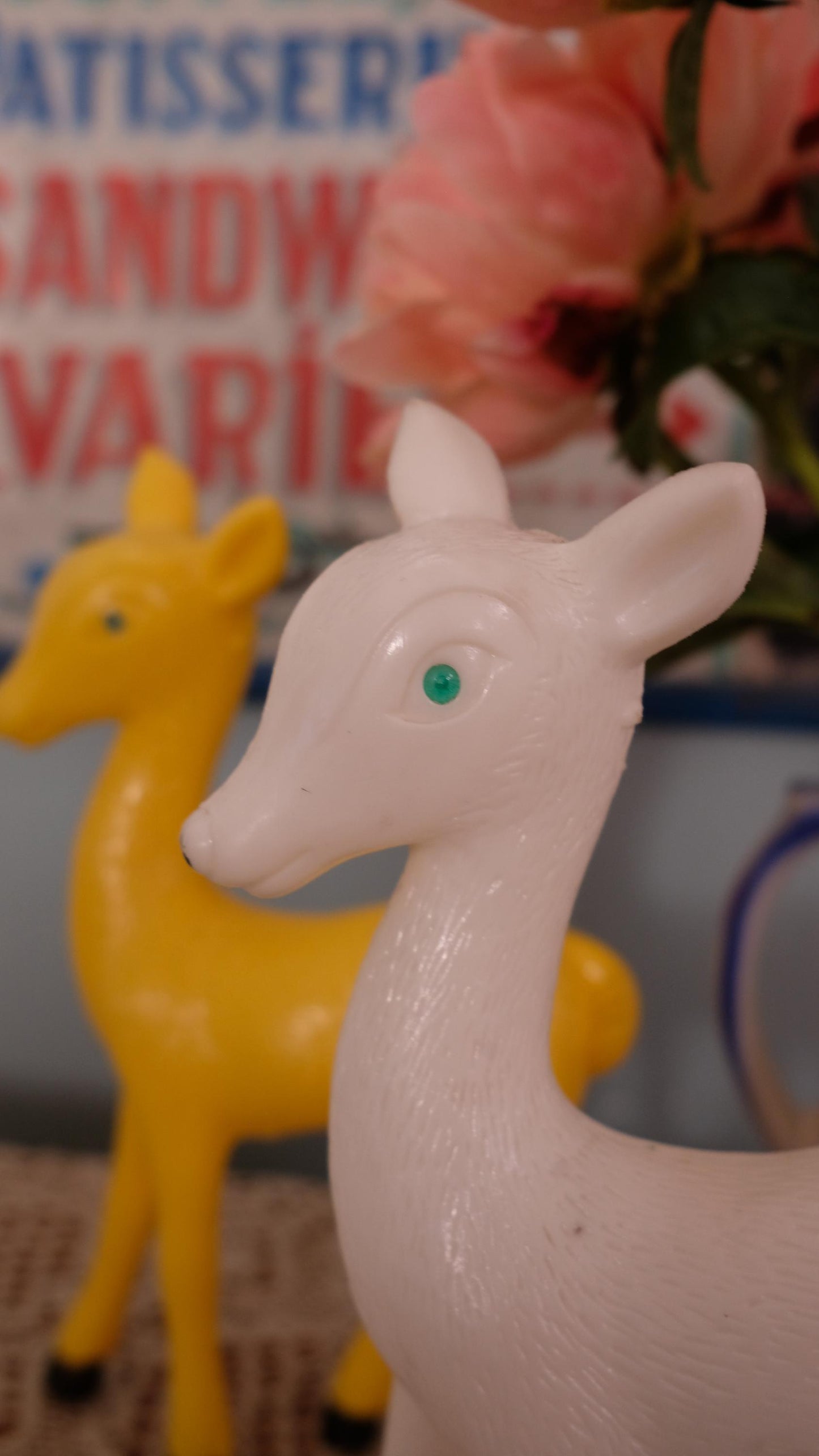 Biche vintage en plastique made in France