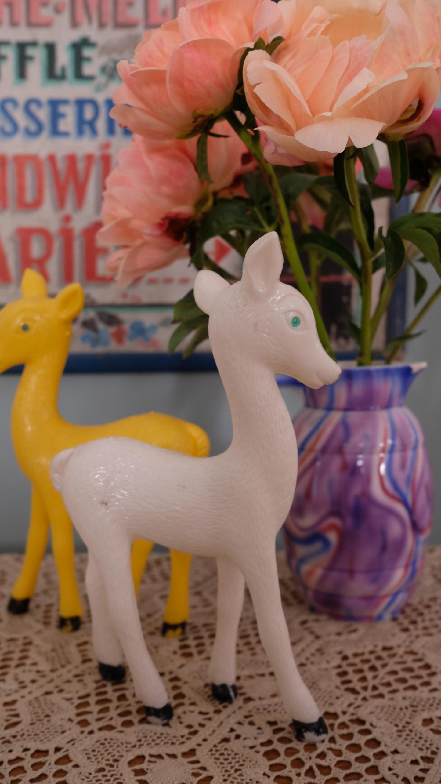 Biche vintage en plastique made in France