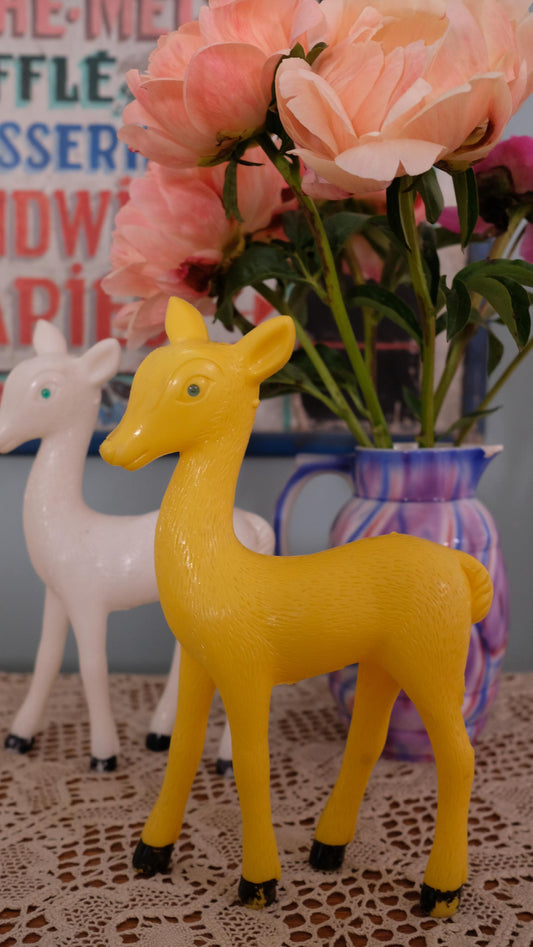 Biche jaune vintage en plastique made in France
