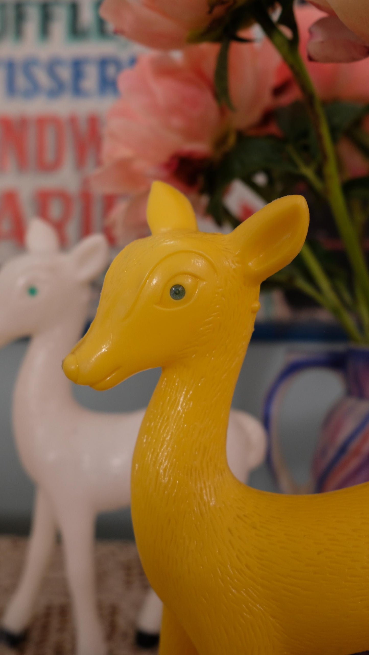 Biche jaune vintage en plastique made in France