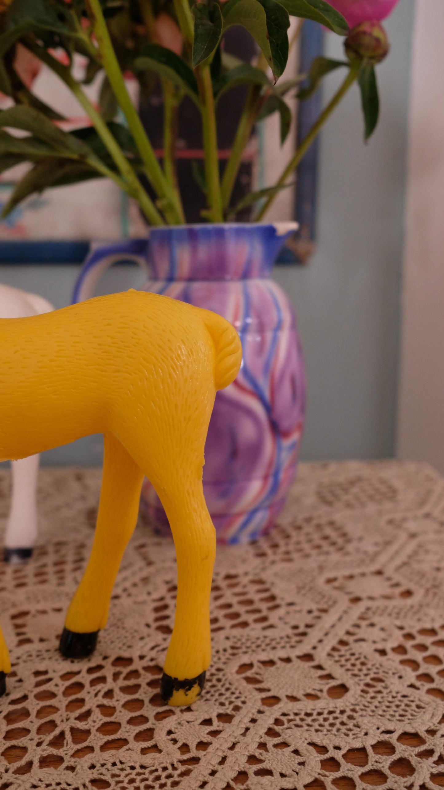 Biche jaune vintage en plastique made in France