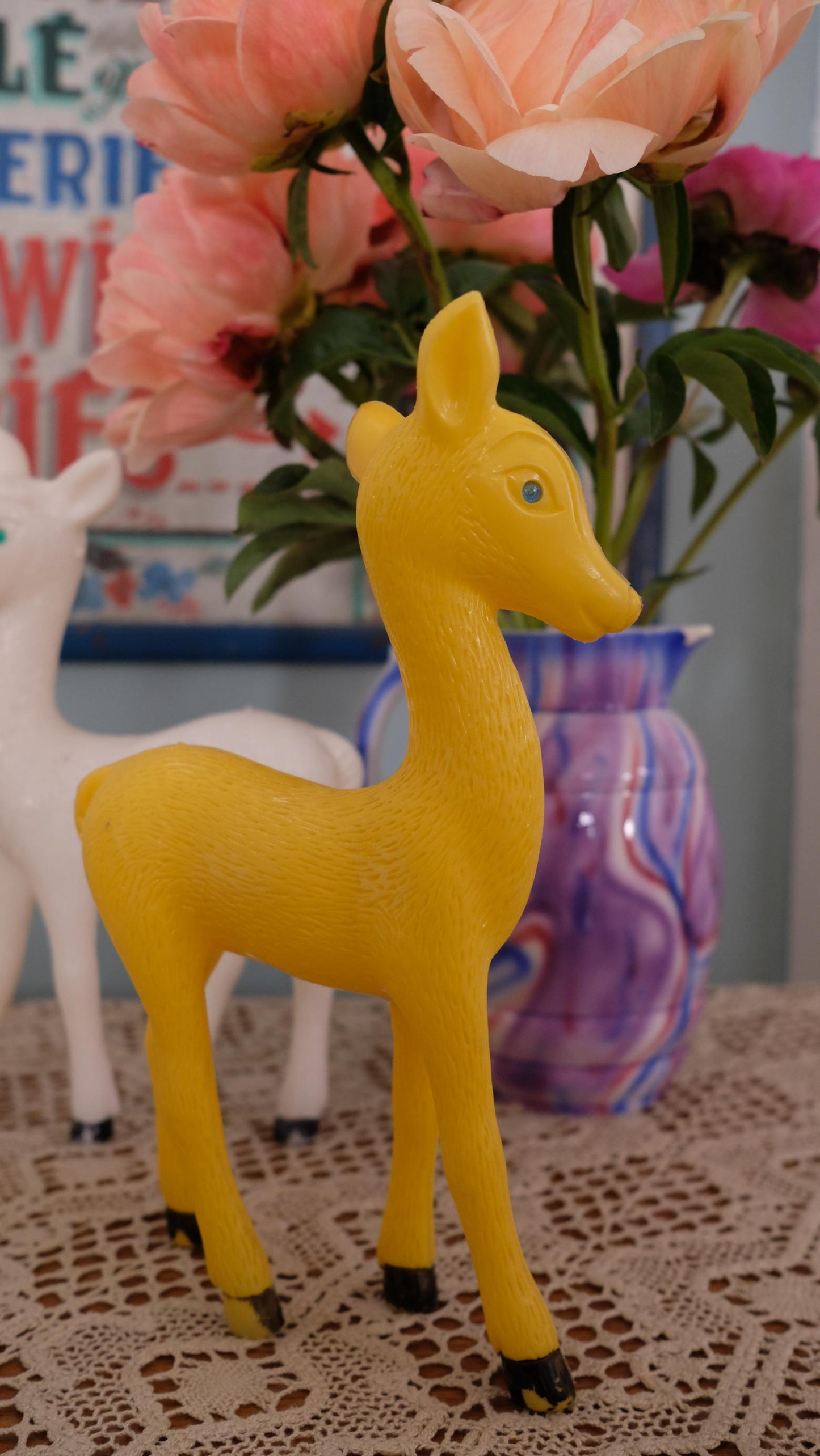 Biche jaune vintage en plastique made in France