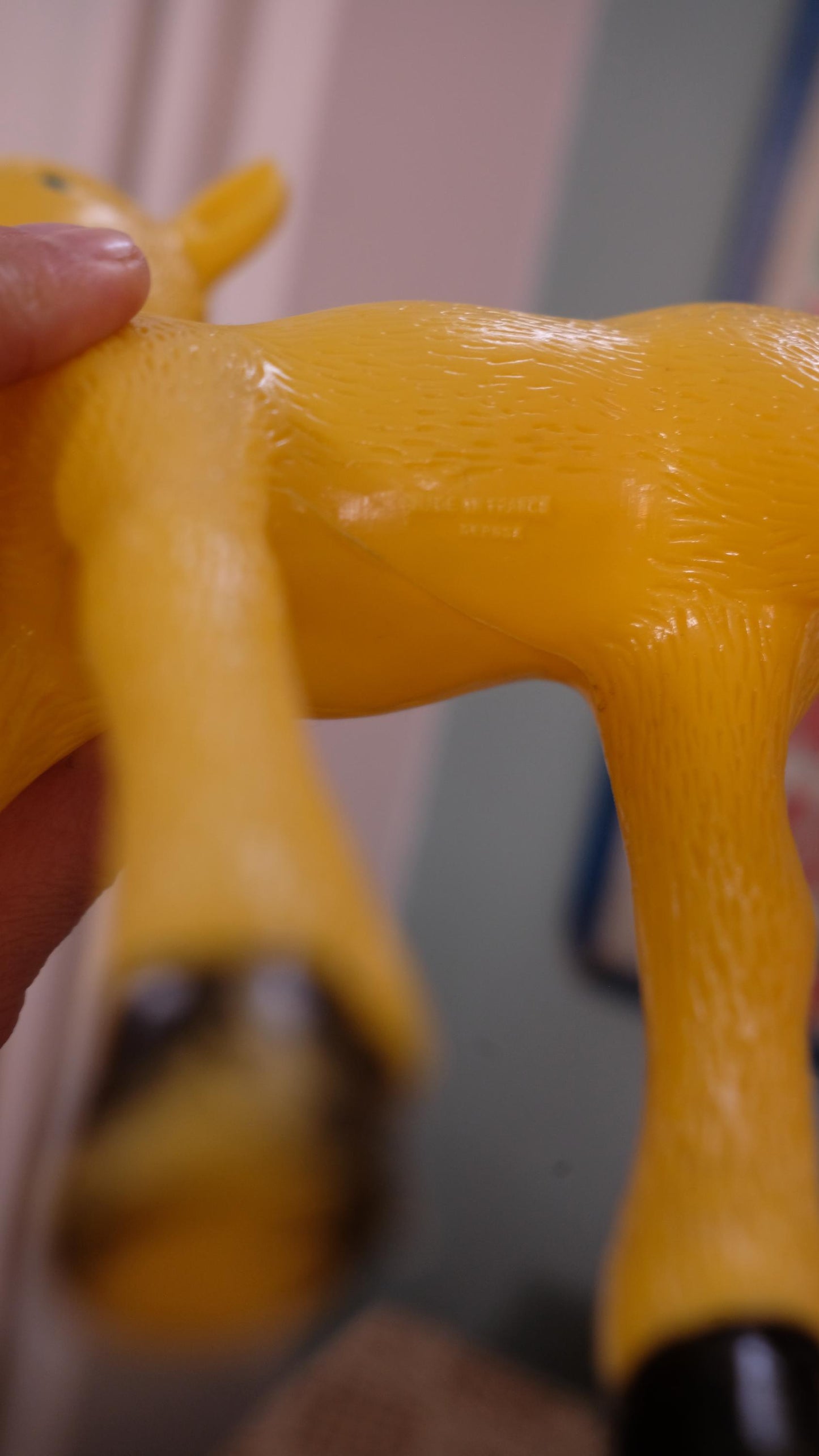 Biche jaune vintage en plastique made in France