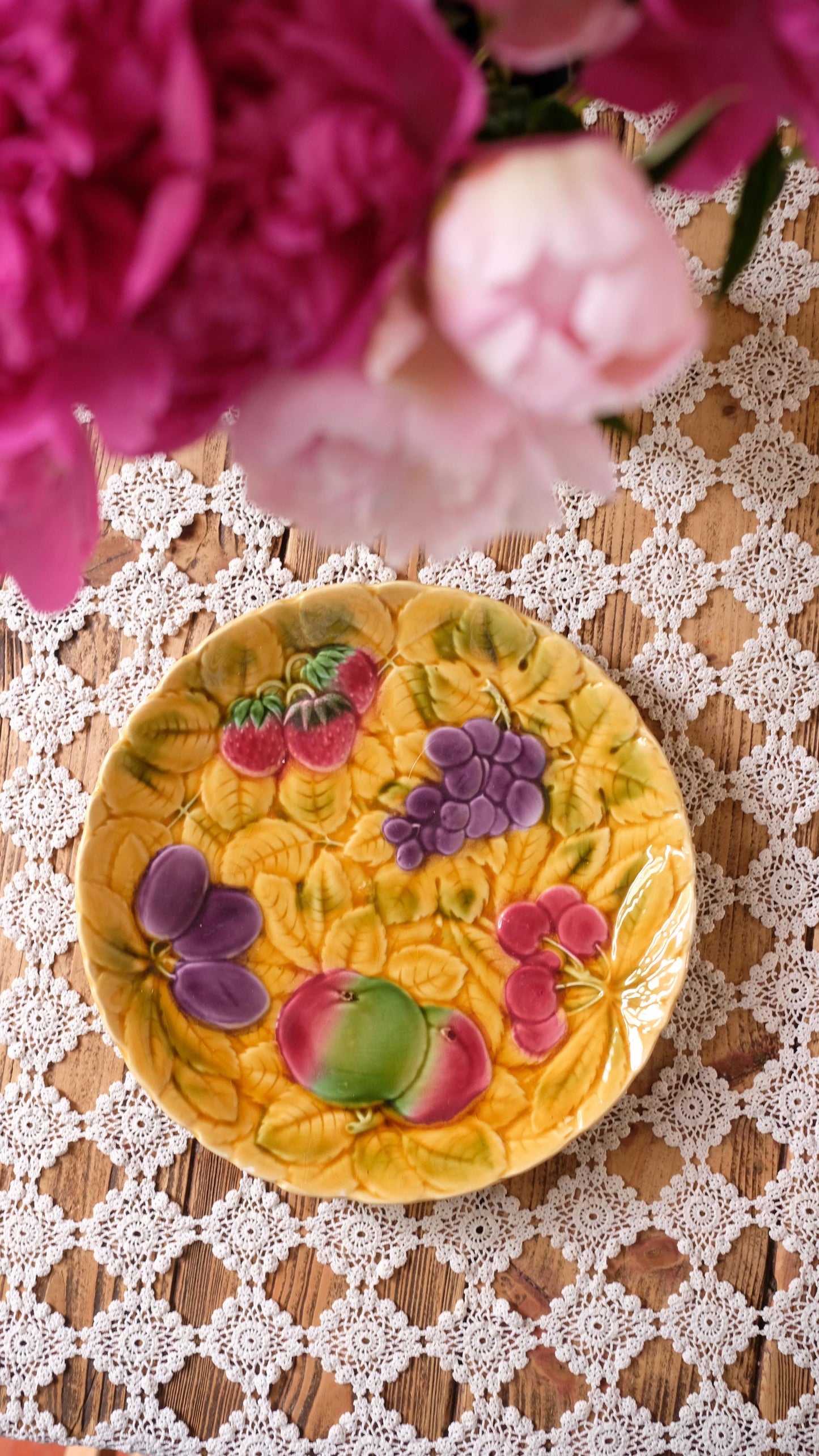 Grand plat rond vintage en barbotine Sarreguemines