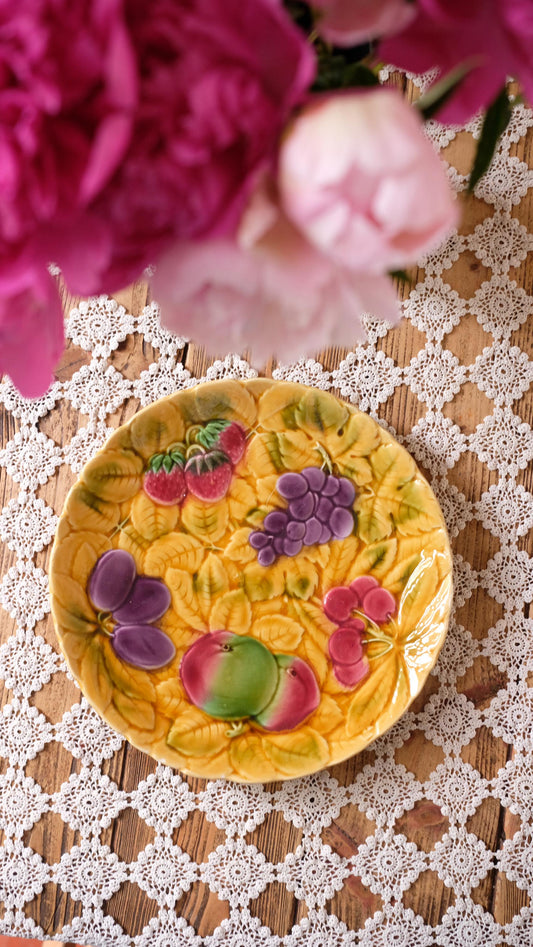 Grand plat rond vintage en barbotine Sarreguemines