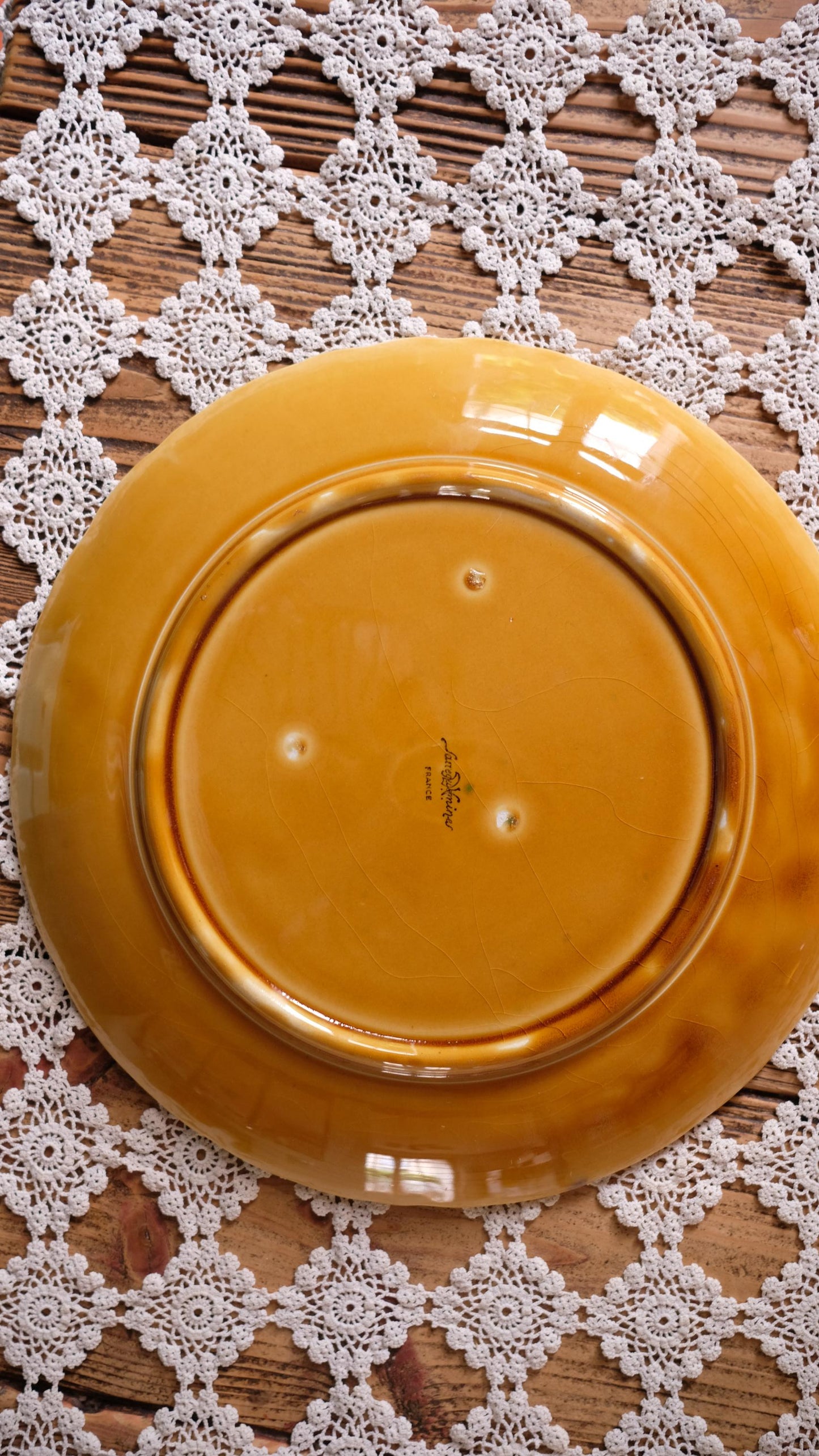 Grand plat rond vintage en barbotine Sarreguemines