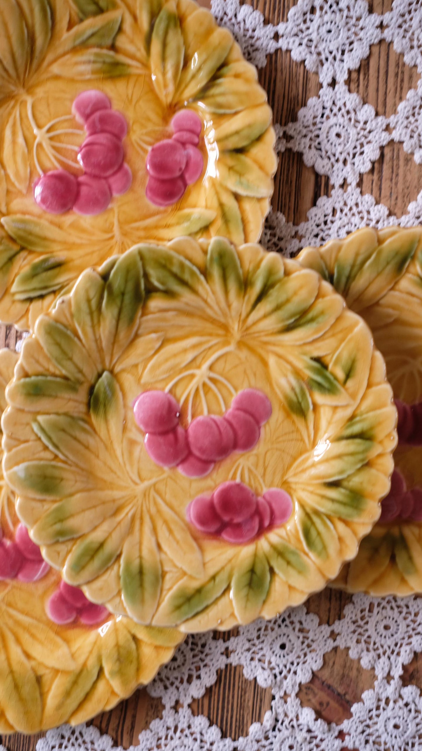 Lot de dix assiettes à dessert vintage en barbotine Sarreguemines