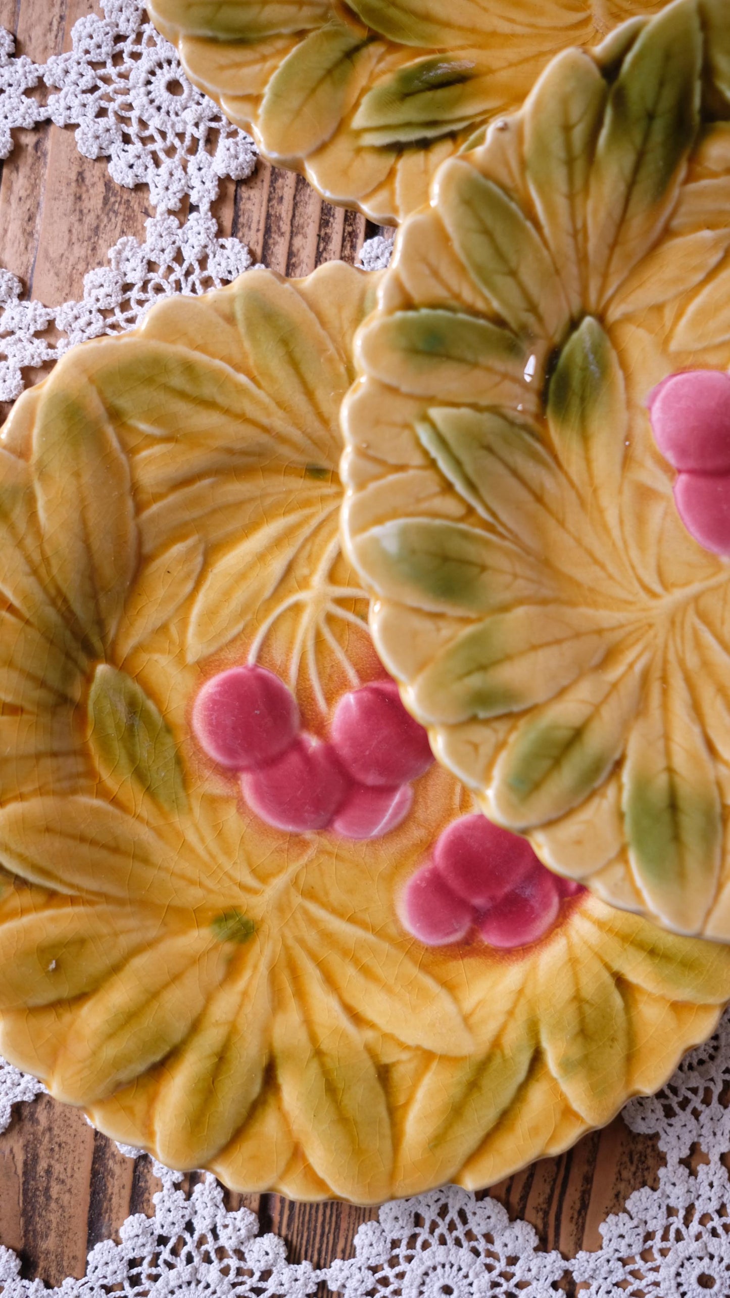 Lot de dix assiettes à dessert vintage en barbotine Sarreguemines