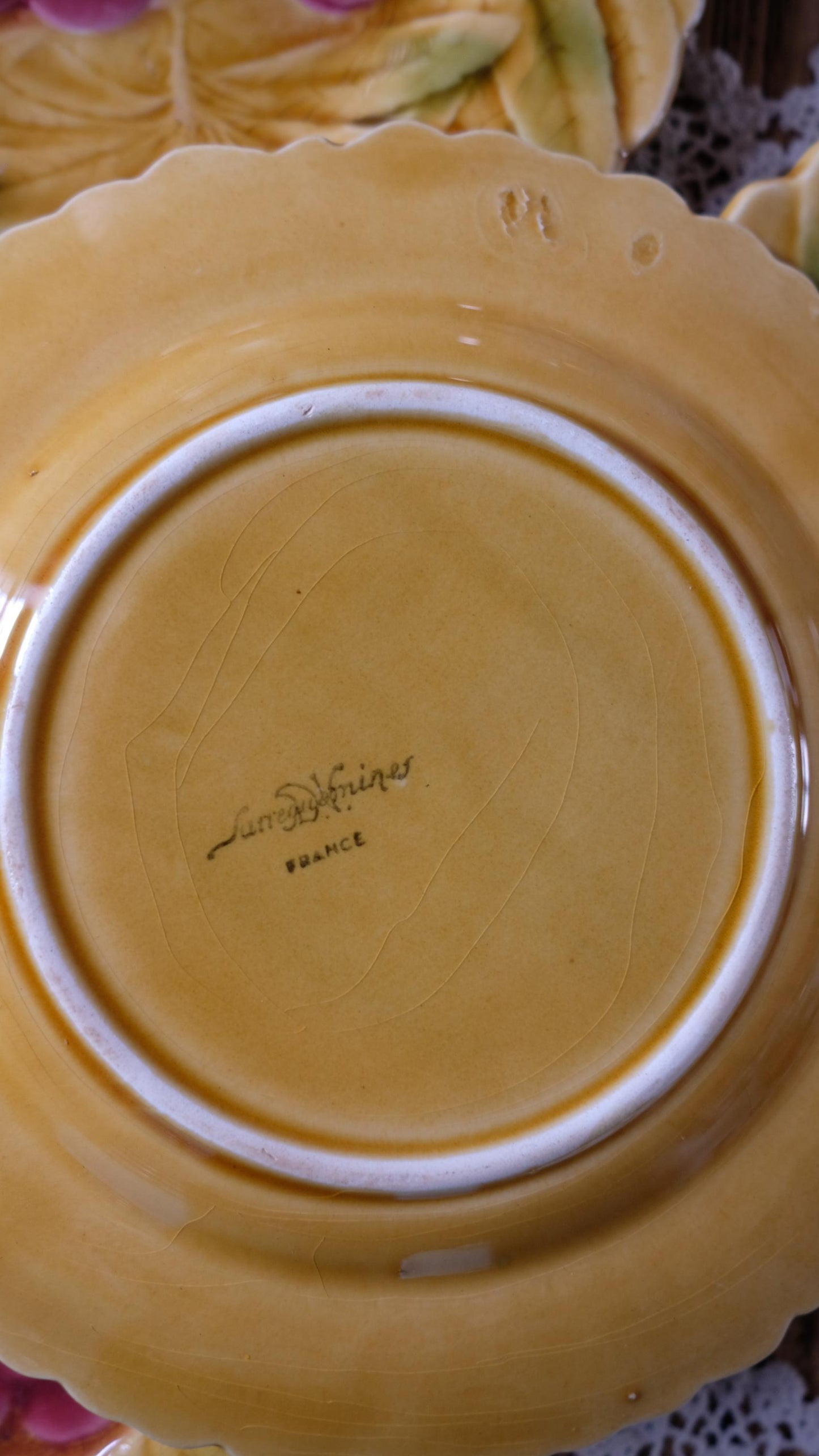 Lot de dix assiettes à dessert vintage en barbotine Sarreguemines
