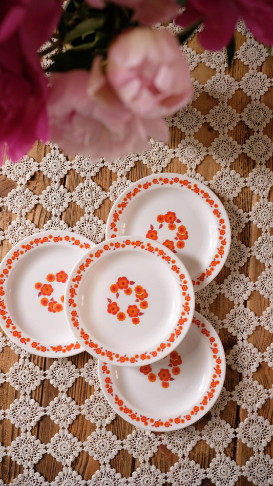 Lot de quatre assiettes à dessert en arcopal motif lotus