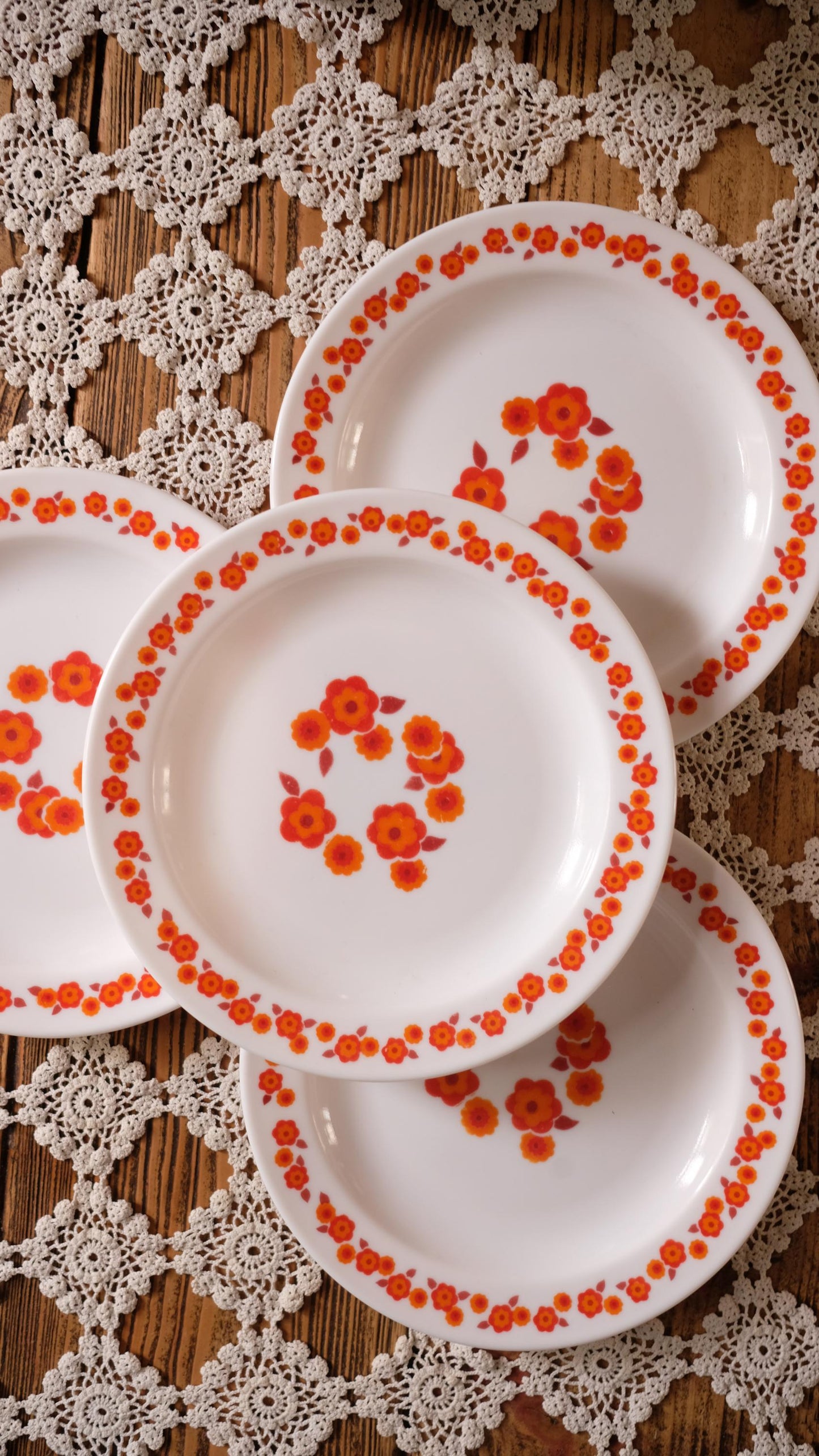 Lot de quatre assiettes à dessert en arcopal motif lotus