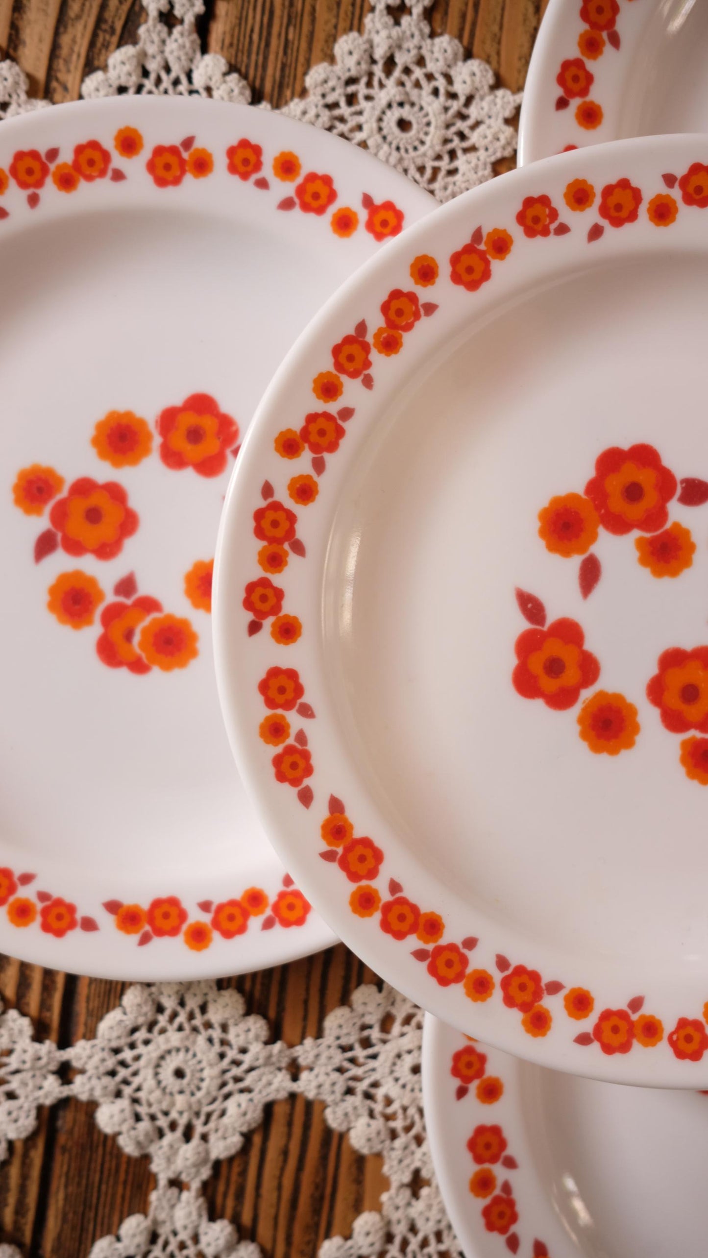 Lot de quatre assiettes à dessert en arcopal motif lotus