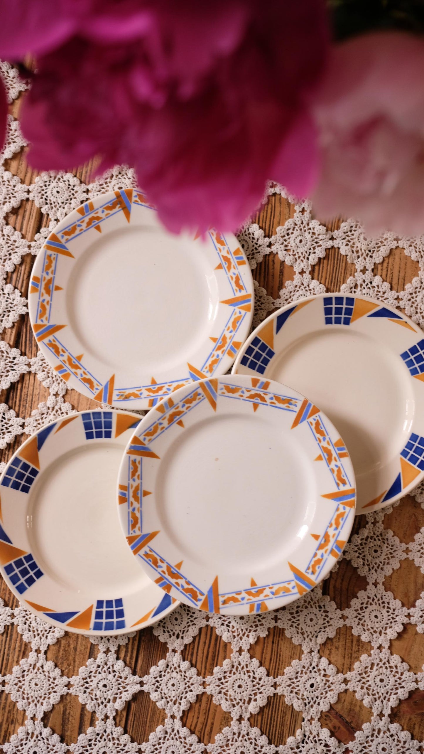Lot de quatre assiettes à dessert vintage dans les tons oranges Badonviller et Céranor
