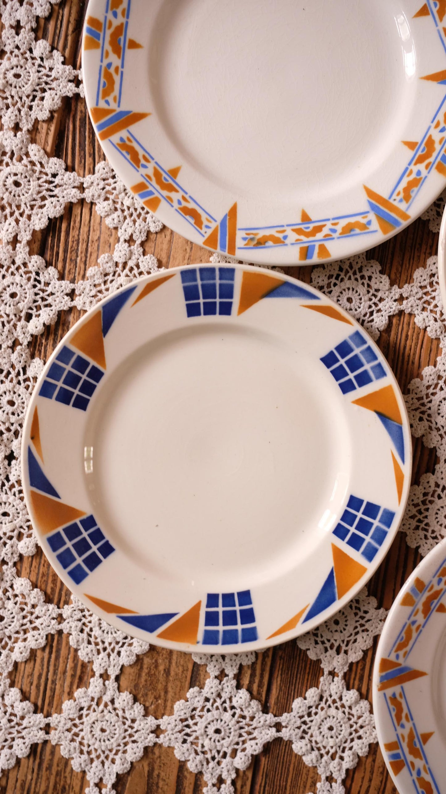 Lot de quatre assiettes à dessert vintage dans les tons oranges Badonviller et Céranor