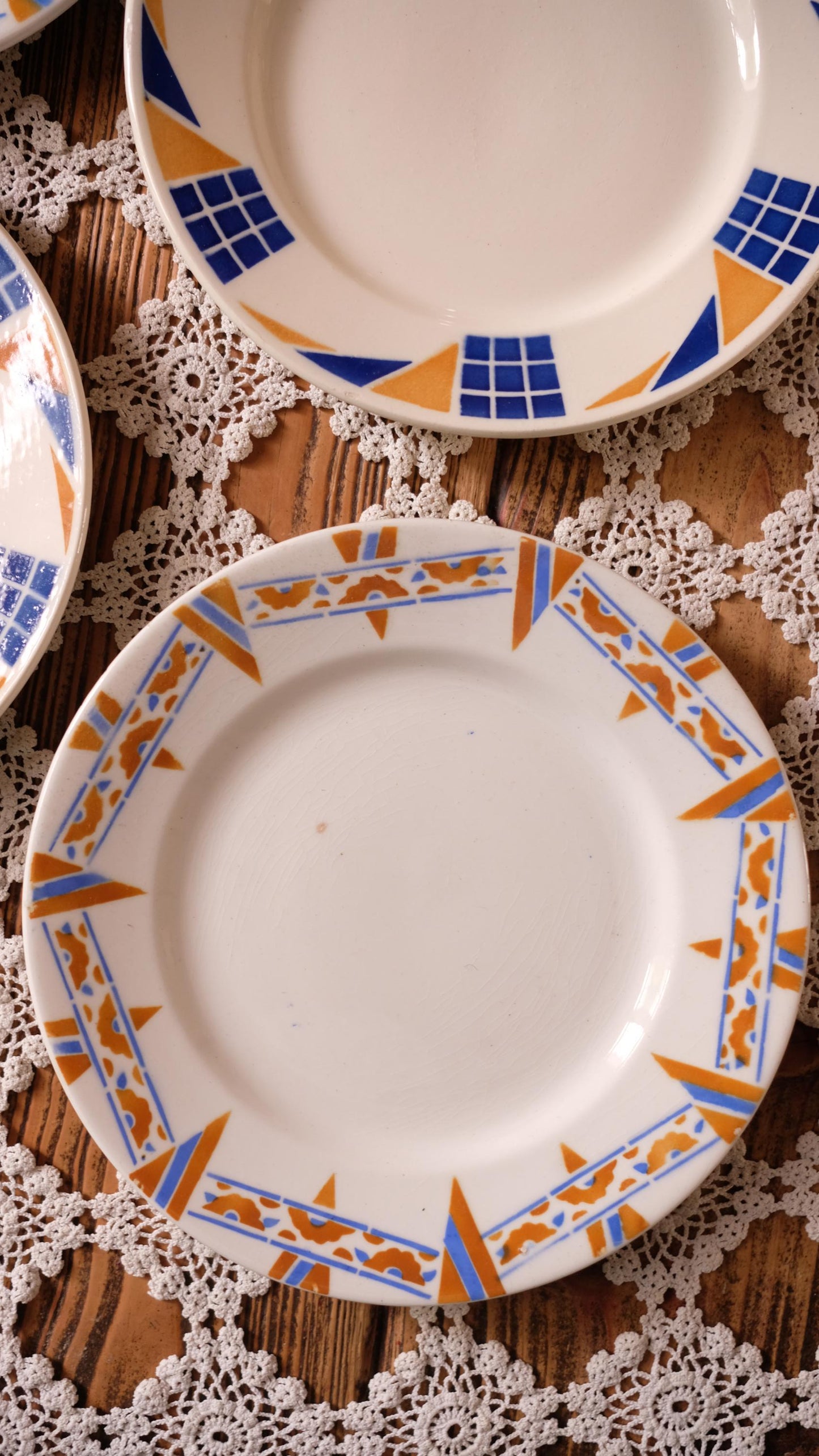 Lot de quatre assiettes à dessert vintage dans les tons oranges Badonviller et Céranor