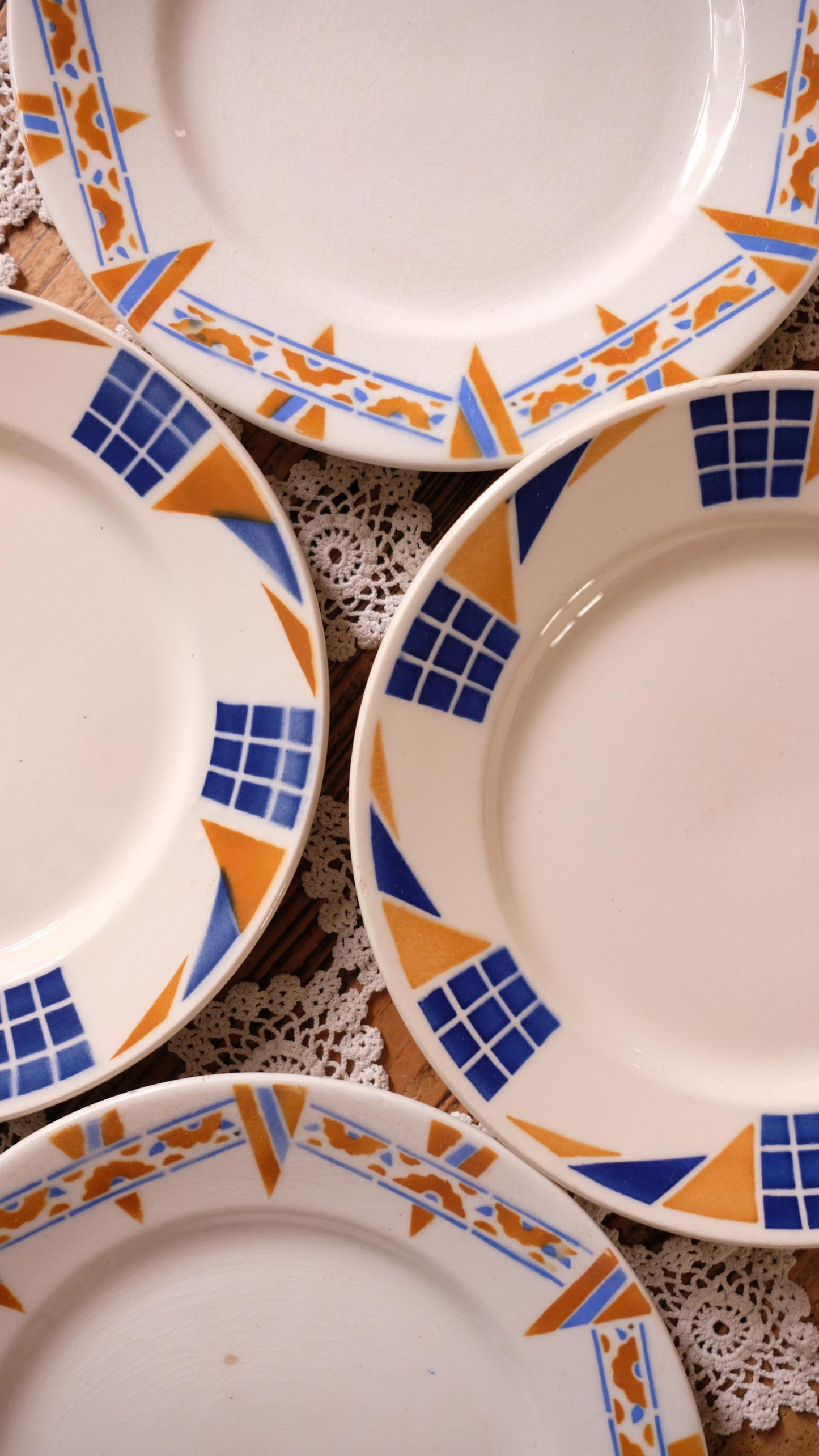 Lot de quatre assiettes à dessert vintage dans les tons oranges Badonviller et Céranor