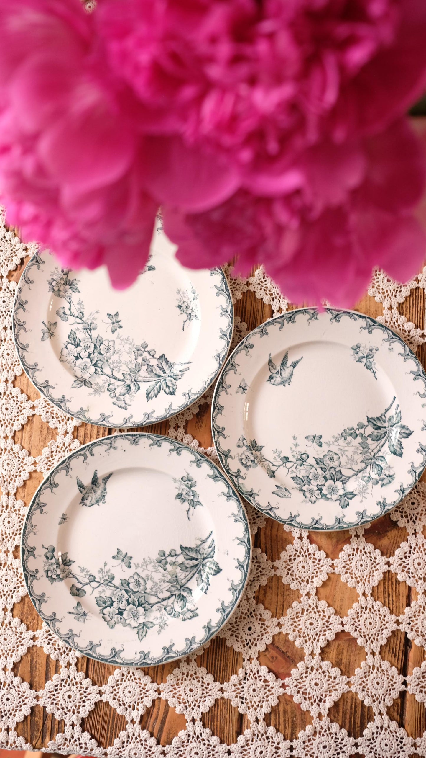 Lot de trois assiettes à dessert Saint Amand Hamage vintage modèle Aubépine