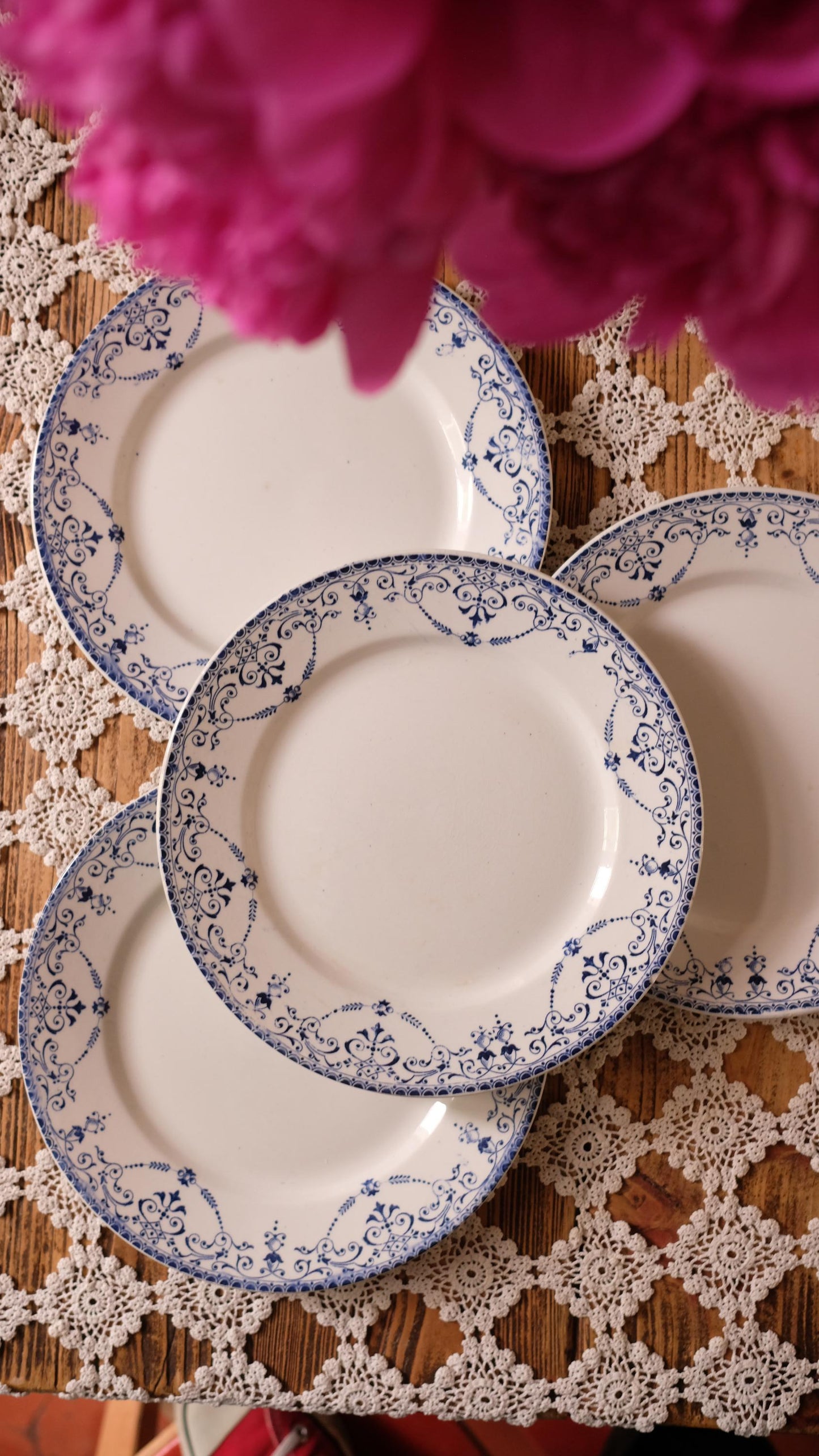 Lot de quatre assiettes plates terre de fer modèle Balzac