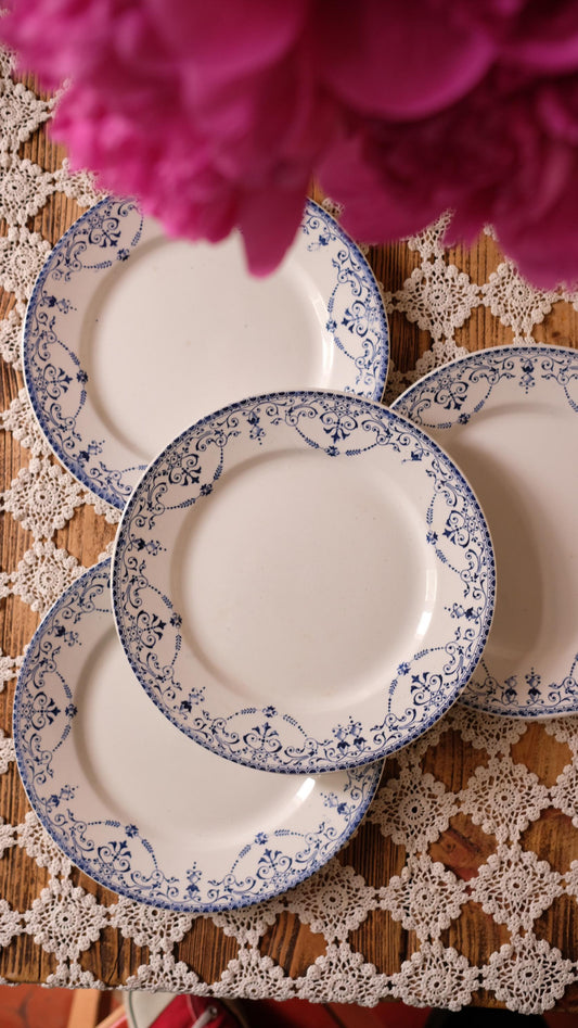 Lot de quatre assiettes plates terre de fer modèle Balzac