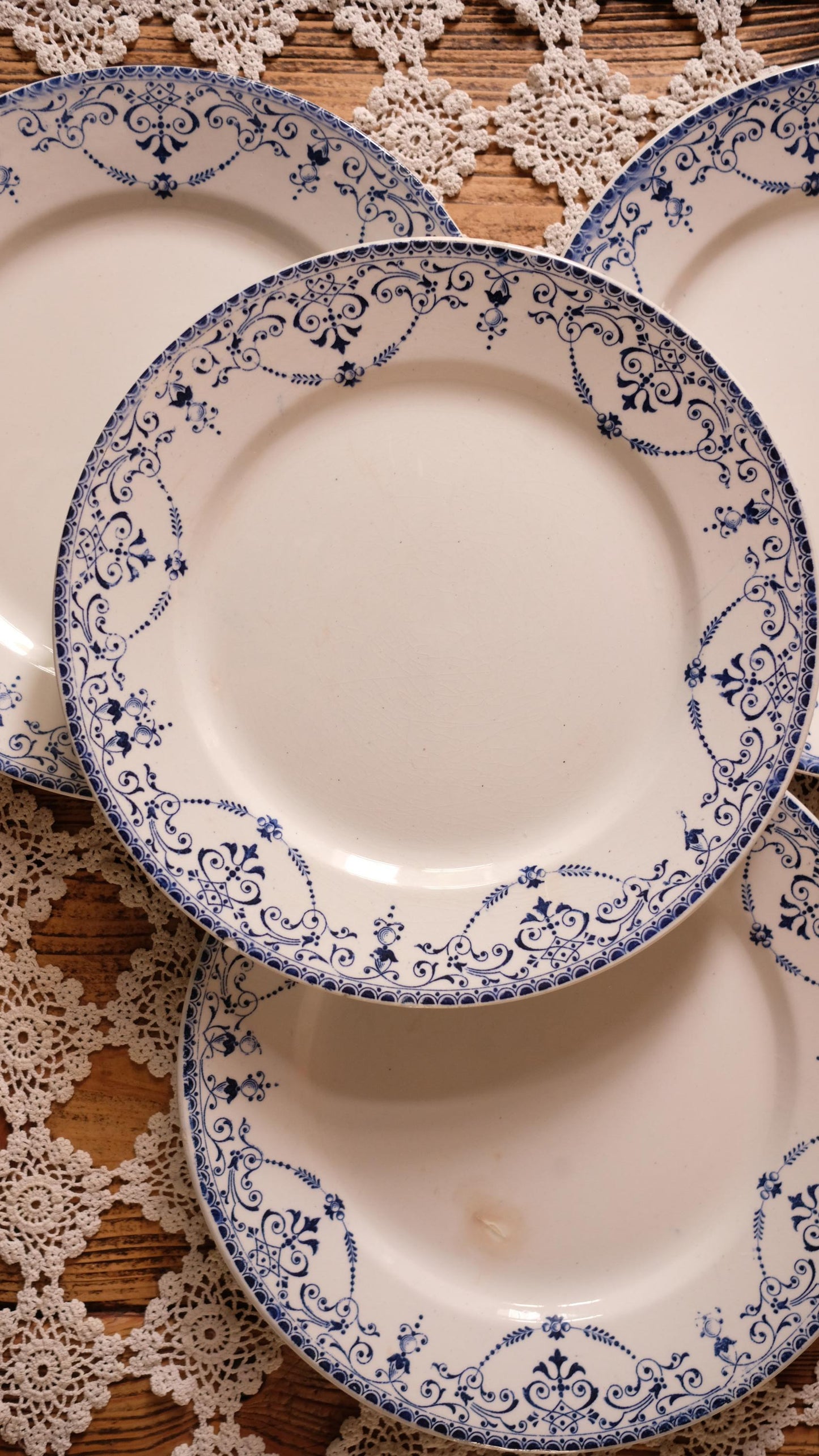 Lot de quatre assiettes plates terre de fer modèle Balzac