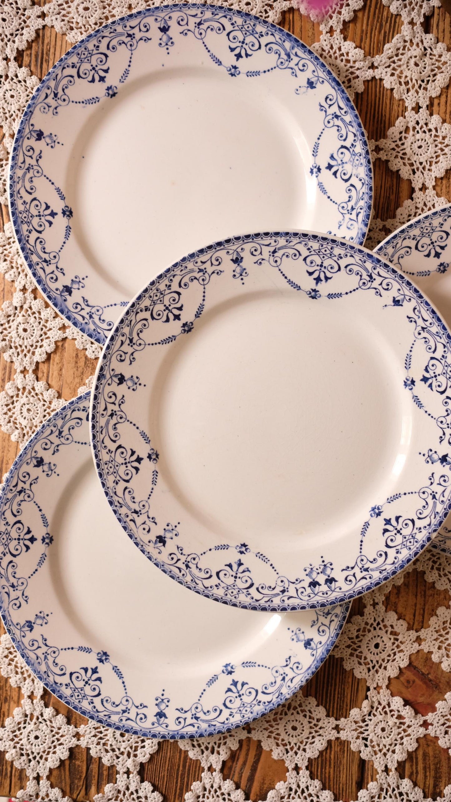 Lot de quatre assiettes plates terre de fer modèle Balzac