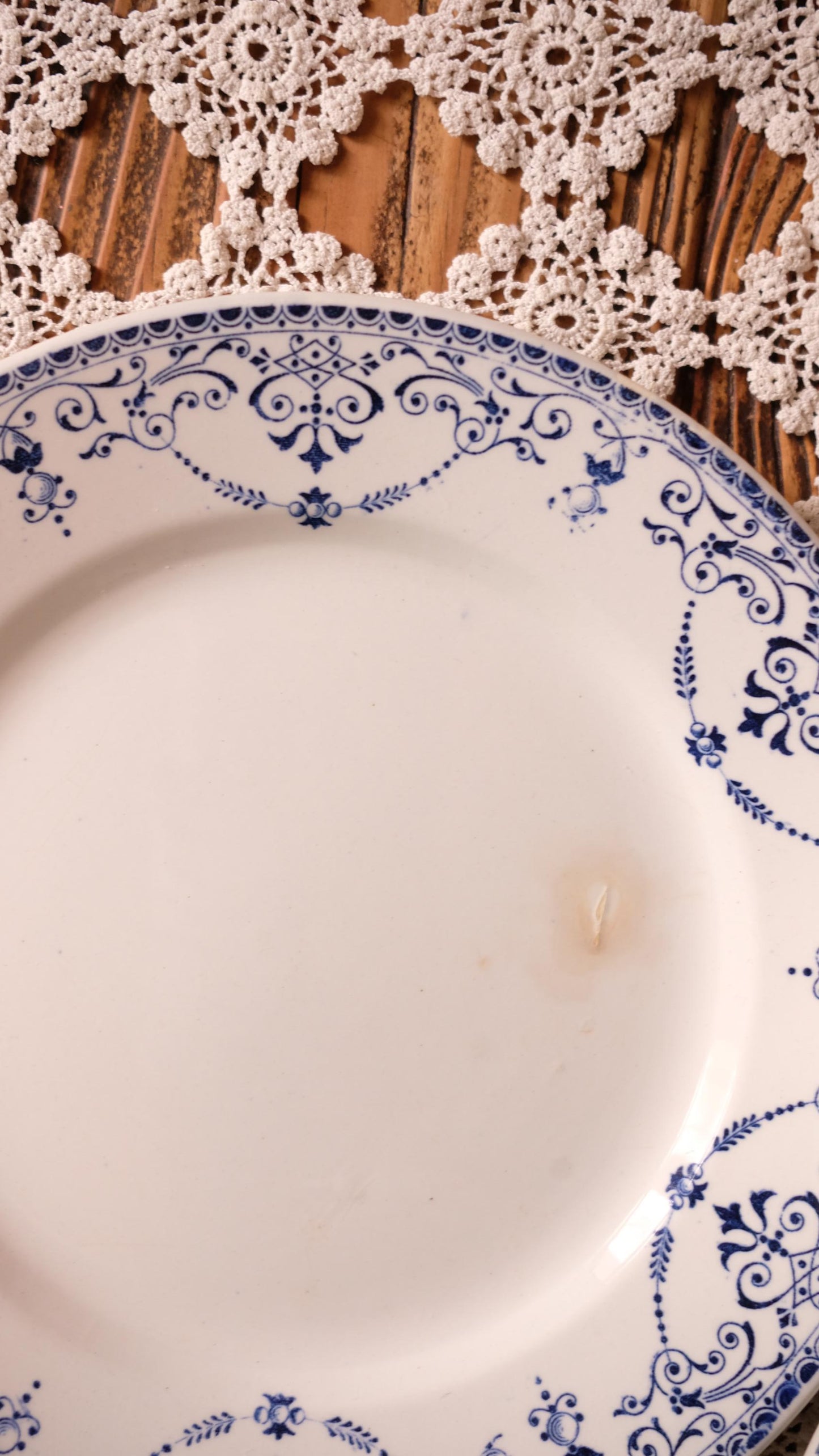 Lot de quatre assiettes plates terre de fer modèle Balzac