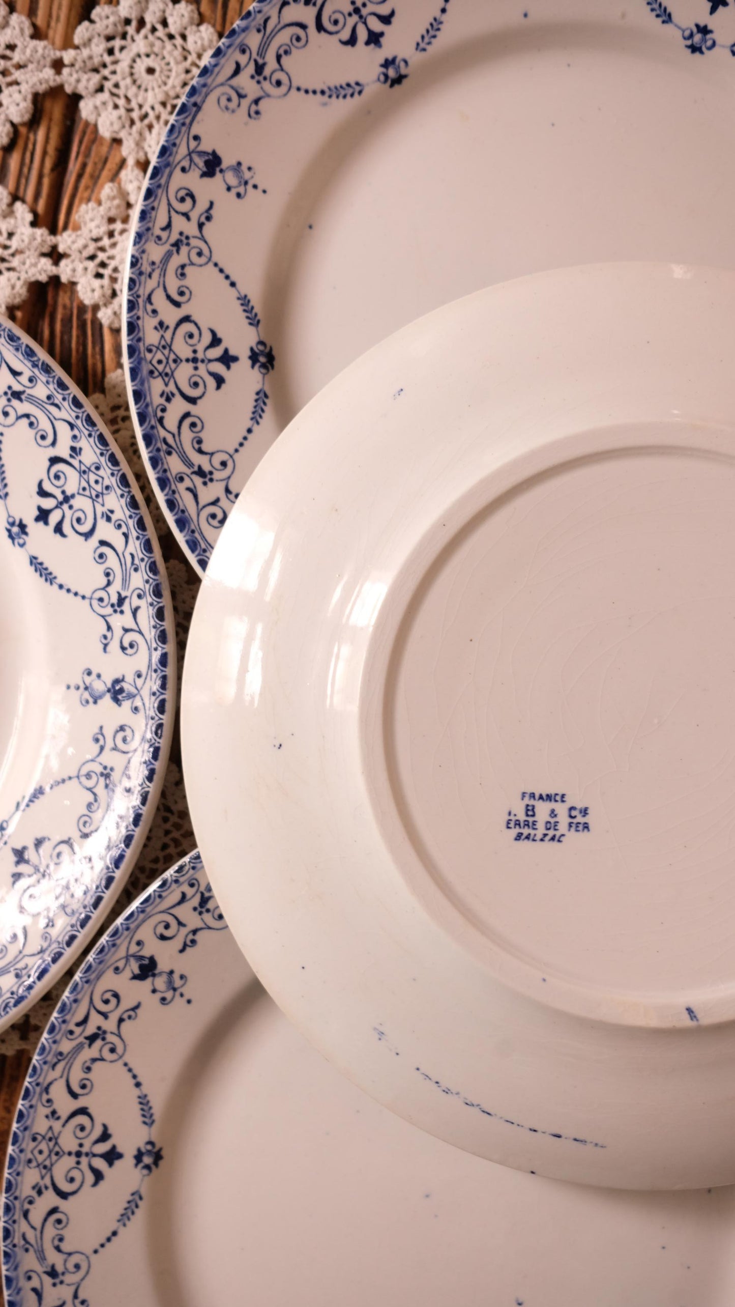 Lot de quatre assiettes plates terre de fer modèle Balzac