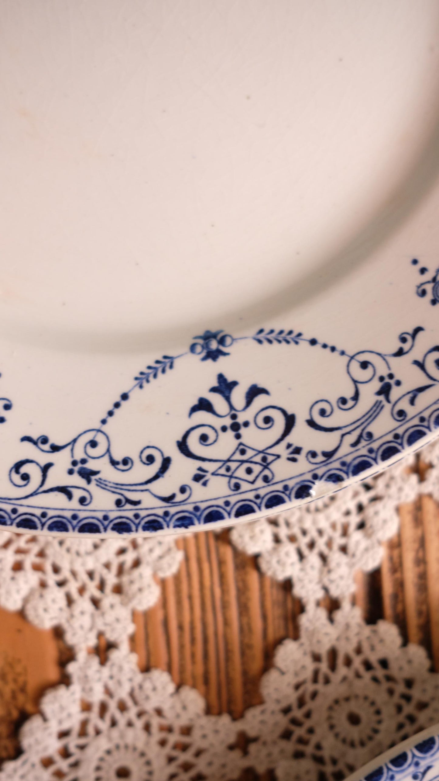 Lot de quatre assiettes plates terre de fer modèle Balzac
