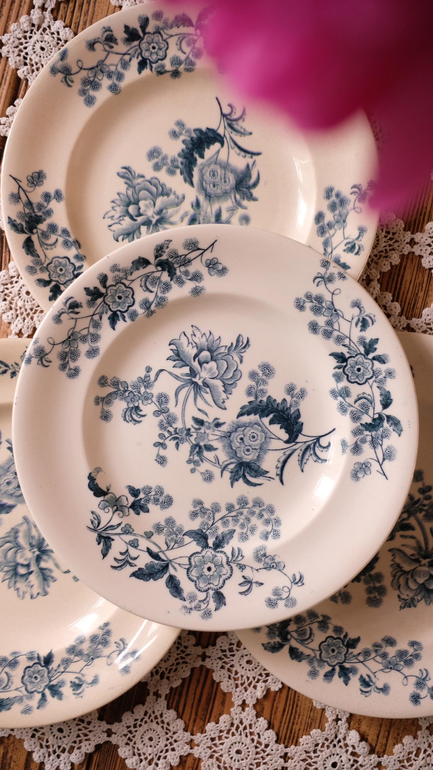 Lot de quatre assiettes Longwy vintage modèle Ycho style terre de fer
