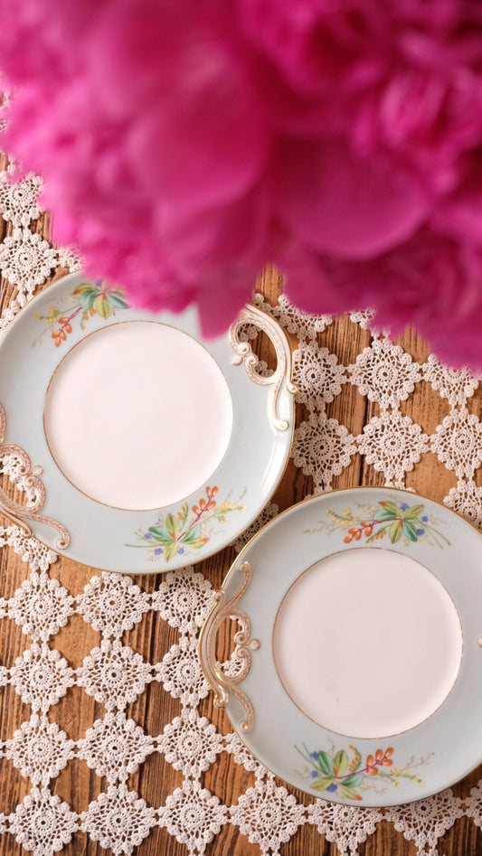 Lot de deux assiettes de service vintage en porcelaine